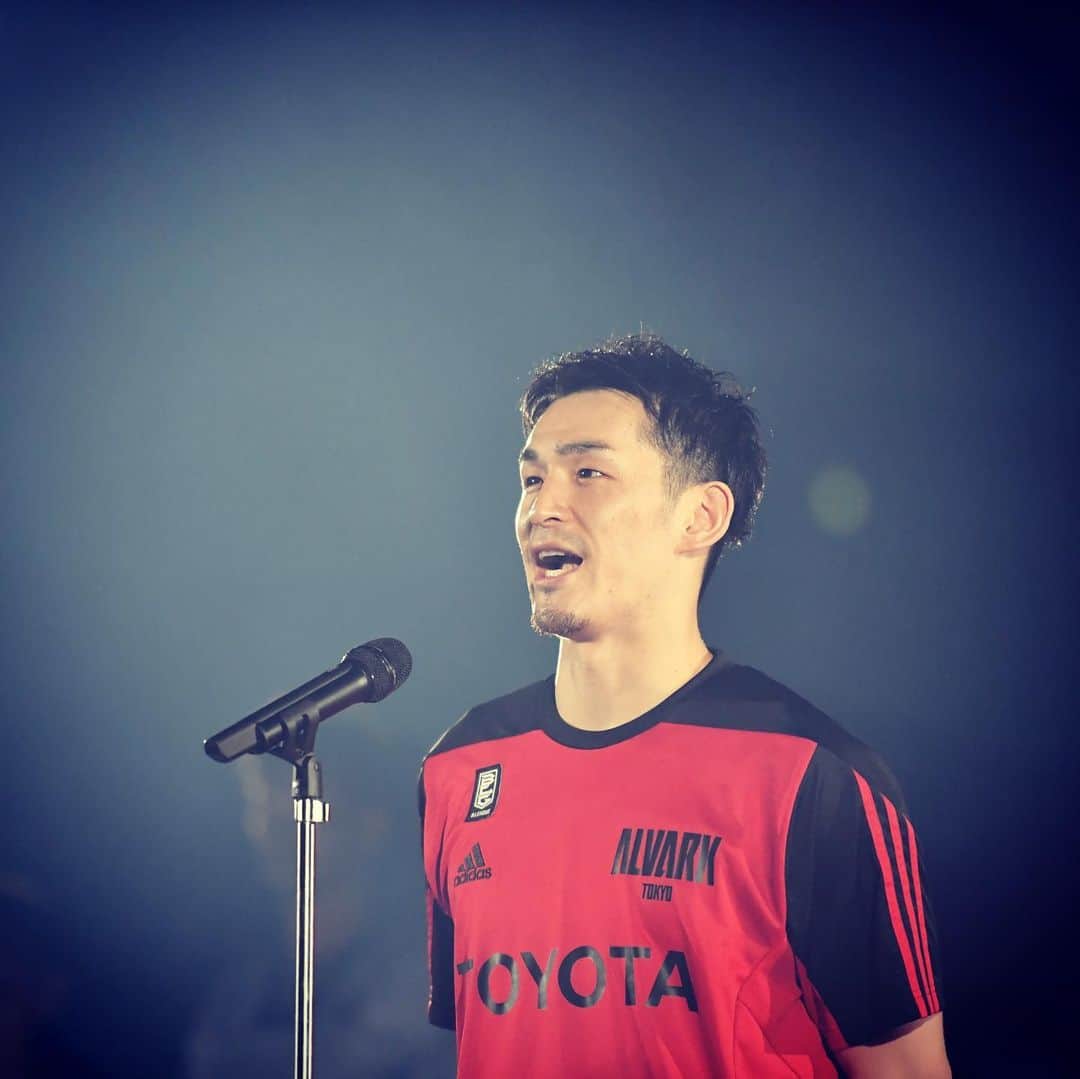 伊藤大司のインスタグラム：「伊藤大司は 2020-2021 シーズンをもって プロバスケットボール選手としてのキャリアに終止符を打ち、引退することを決断しました。 11年間プロとして、大好きなバスケットを人生の1部にしてこれたことはとても幸せなことでした。バスケットを始めてからの28年間は言葉では表しきれないほどの濃いジャーニーでした。 バスケットボールを通してたくさんの出会いや学びがあったことは自分の人生の財産になると思っています。15歳でアメリカに渡って8年間生活をしたこと、プロ選手になれたこと、日本中を飛び回って試合をしたこと、たくさんの人前でプレーしたこと、Bリーグの誕生に立ち会えたこと、開幕戦に出場できたこと、色んなチームでプレーしたこと、たくさんの人に出会えたこと、まだまだ書き切れないほどの多くの貴重な経験でした。  どの経験もタフなこともあったけど、振り返ると笑顔になるほど楽しいと思えるものでした。引退に直面している今、更にバスケットボールは素晴らしいものだと気づいています。心から“I Love Basketball“と思っています。そして死ぬまで思い続けることでしょう。  ファンの皆さん、関係者の皆さん、コーチ、チームメイト、友人、そして家族、皆さんには心より感謝しております。 自分が良い時も悪い時もどんな時も後押ししてくださった皆さんのサポートのおかげで、自分にとってかけがえのないキャリアを送ることができました。本当にありがとうございました。  特に家族にはキャリアの中で大きな存在でいてもらい、大変な時期でも自分のバスケットを優先させてくれました。たくさん迷惑をかけ、我慢をさせ、わがままを飲みこんでくれた父と母の教えと理解のおかげで貴重な経験を得て成長出来ました。 先に道を切り開いてくれた兄の存在とアドバイスがバスケットに出会わせてくれ、自分を正しい道へと導いてくれました。本当に本当にありがとう！ 全ての方々に感謝です。  バスケットボールって本当に素敵です。最高です。 バスケットボールに感謝です。 ありがとう。  それではまた。  伊藤大司」