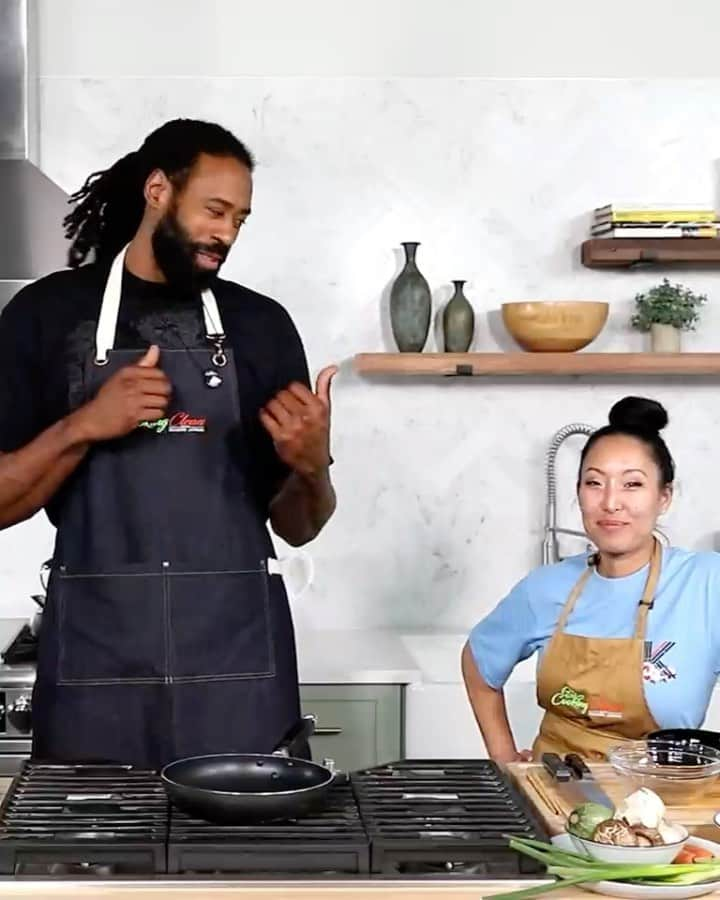 デアンドレ・ジョーダンのインスタグラム：「Check out Episode 2 of #CookingClean this Sunday where @the.korean.vegan teaches me how to make a mean plant-based Kimchi fried rice!! Mastered the flick of the wrist too, s/o to @bountypapertowels for being on deck during the taping 🧑🏾‍🍳🌱」