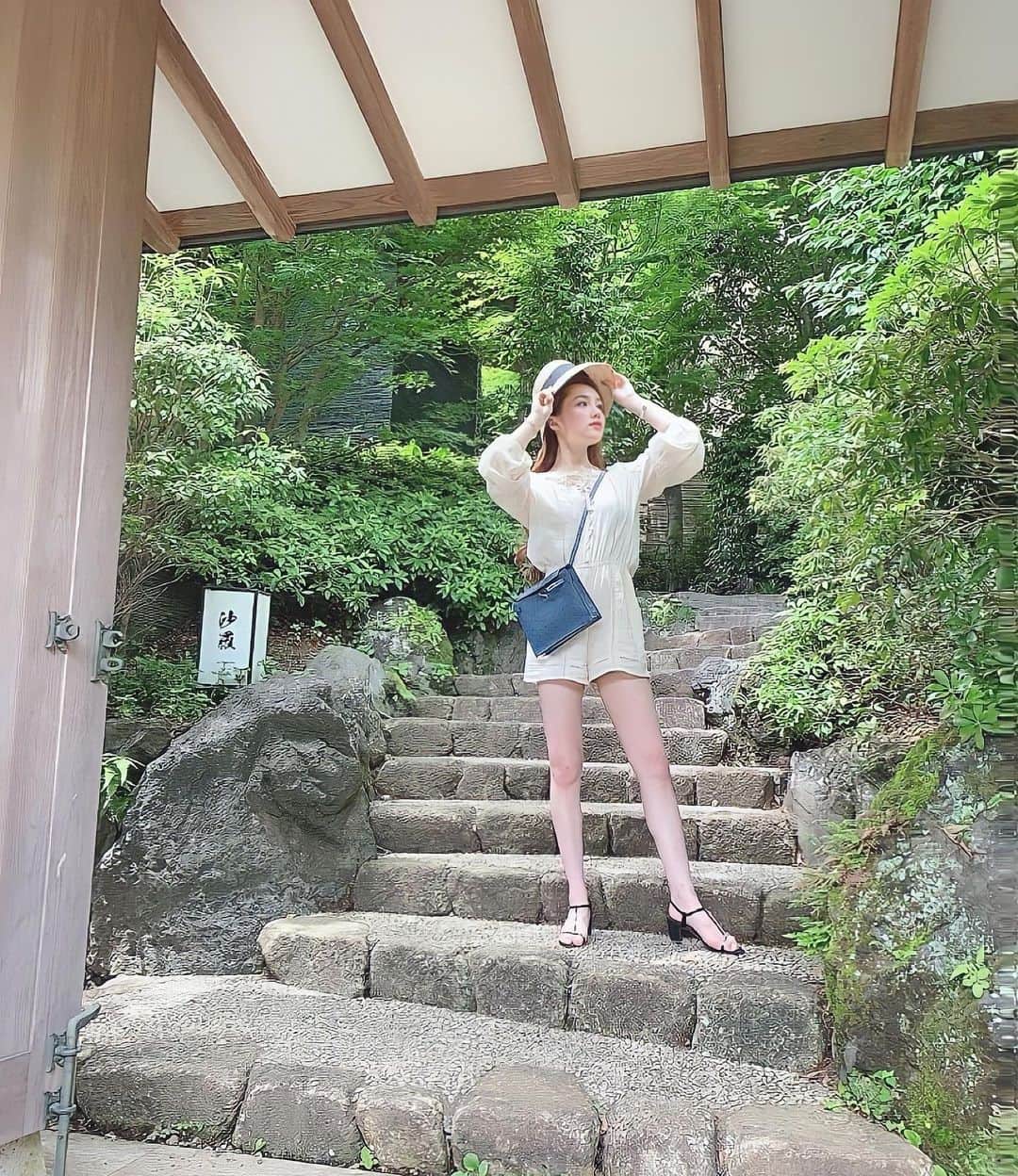 石田安奈のインスタグラム：「プールも温泉もあってここは2泊くらいしたくなったなぁ〜🥺💕 なんせ部屋が広くて沢山撮影できて嬉しかった💖  プールも温水だったから起きてすぐプールに💕💕💕  #ファッション#旅館#夏＃ヴィラ#プール#静岡＃坐漁荘#温泉#onsen #hotsprings #hotspring #photo_jpn #japan_of_insta #beautiful Japan#instajapan #forestbathing #japantravl#japan_photo#japantrip#mieprefecture」
