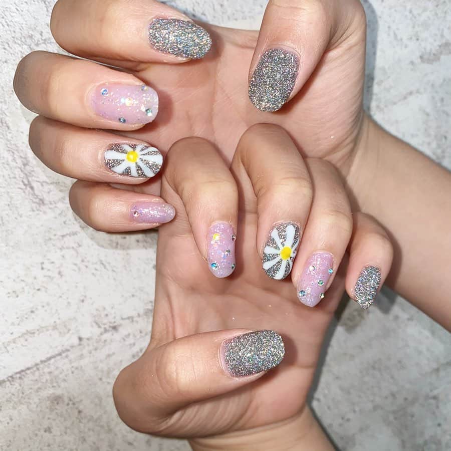 宮丸くるみのインスタグラム：「New nail ♥  夏やからキラキラしてもらった🌷 #フラッシュネイル って ゆうねんて😳🤍  衣装ともめちゃ合うし この間のと全く違う雰囲気でかわいすぎる´`* お気に入り😳🧸  ・ ・ ・  #nail #ネイルデザイン #ネイル #ジェルネイル #キラキラネイル #キラキラ #花ネイル #ストーンネイル #夏ネイル」