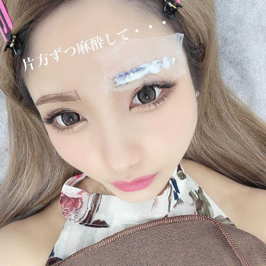 まゆぴちゅーさんのインスタグラム写真 - (まゆぴちゅーInstagram)「※最後の動画まで見て🥺💗💗✩  目元ドアップすみません🤣🤣www Beforeのすっぴん眉毛も晒してすみませんwww (マツエクわしゃーなってるの気まずい🤦‍♀️)  この前、 @glow_artmake さんで、 人生初の！念願の！ 眉アートを受けてきました\( ˆoˆ )/🌈💓💓💓  わたしまじ二重の埋没もやってよかったなって 思うけど、眉毛もまじでやってよかった部門🥺💗。  理想の眉毛のカウンセリングしてもらって、 丁寧に黄金比測って、型取って、麻酔して、 いざ施術✊！！！  麻酔したからそんなに痛くなかった！ ちょっとパチパチチリチリする痛みは 多少あったけど、わたし途中寝てたぐらい😇笑  終わった後は周り赤くなってるけど、 後直後だからまだ色素かなり濃いんだけど、  え、 めっっっっちゃ綺麗じゃない？🥺🥺✨✨✨  ほんとずっっとやりたかった🥺🥺💓💓  1週間とかで色素半分くらいの薄さになって 自然になるみたい( ⸝⸝⸝⁼̴́◡︎⁼̴̀⸝⸝⸝)！ 通常、2〜3回やったらかなり定着するんだと♡  @glow_artmake うまいって噂も聞いてたけど ほんとその通りでございましためちゃ綺麗🥺  @glow_kondo さんが担当してくれました🌼 綺麗にしてくれて、 毎日のメイクを楽にしてくれて、 ありがとうございました😭😭😭💗💗💗  ほんと楽ちんになる！！！💄 あと眉毛で顔変わるね！やっぱ盛れる！！  また写真アップしますね💋  何か質問とかあったら コメントくださいな(∩︎´｡•o•｡`)っ.ﾟ♡︎.ﾟ . . . #glow #glowclinic #glowartmake #glowart #グロウ #グロウクリニック#眉毛アート #眉アート #眉毛アートメイク #眉アートメイク  #美容皮膚科 #美容整形 #眉毛メイク  #眉毛デザイン #平行眉 #黄金比メイク  #メイクアップ #タレ目メイク #マツエクデザイン #カラコン着画 #ボリュームラッシュデザイン」6月4日 11時59分 - mayu_03pichu