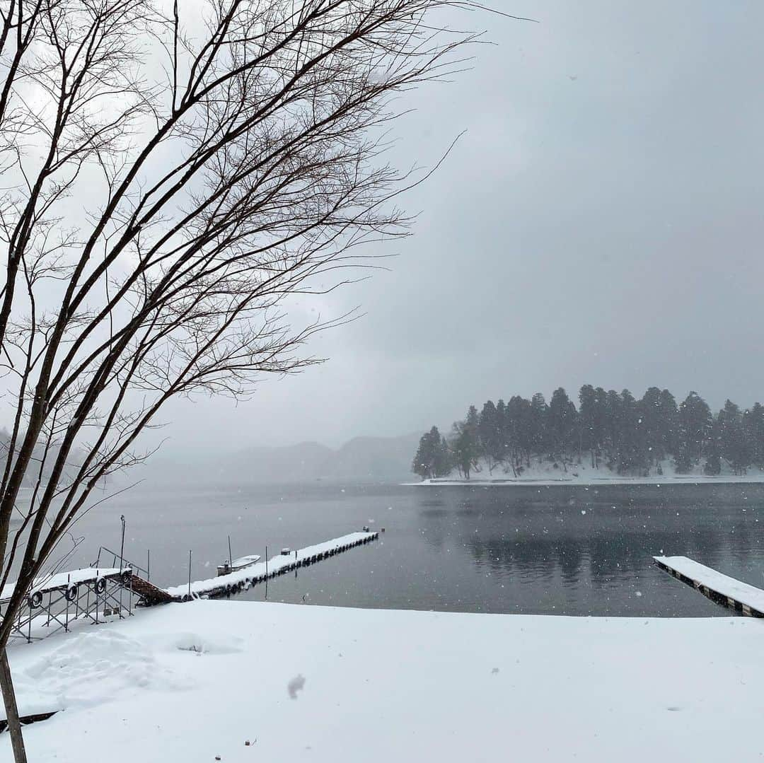 原幹恵さんのインスタグラム写真 - (原幹恵Instagram)「少し前になるけど、、、  湖の近くにあるサウナに行きました😊 サウナで体を熱々にして、雪が降り積もる道を歩いて湖に飛び込む、、  最初は雪が降る中、冷た〜い水の湖に飛び込むのは怖くて躊躇してたんだけど、勇気を出して入って本当に良かった🥰  人生観が変わる位の衝撃でした！！  何事も挑戦した後に見える世界がある。←大袈裟😂  今までに経験無いくらいの✨あまみ✨が出現！  本当に素晴らしい体験でした✨✨  この湖に入ってる写真もお気に入り❤️  前にClubhouseで @miyavimatsunoi とサウナについてお話しさせてもらったけど、私、実は数年前からサウナ女子です🧖‍♀🧖‍♀️🧖‍♀️  お肌が綺麗になるんだよ😊  #サウナ #湖 #サウナ女子 #あまみ#sauna #lakesauna #ととのいました #🧖‍♀️」6月4日 12時06分 - mikie_hara.official