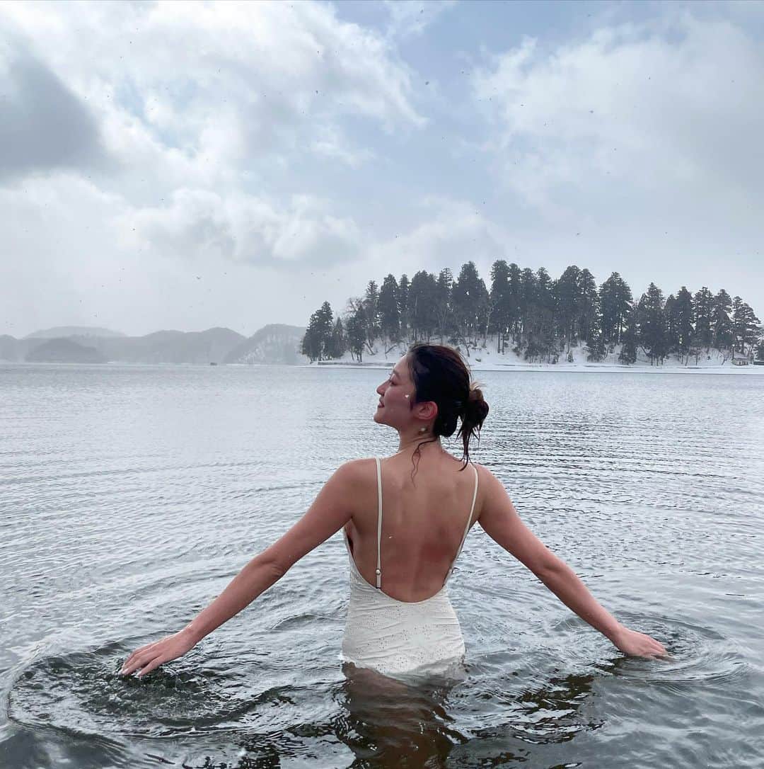 原幹恵さんのインスタグラム写真 - (原幹恵Instagram)「少し前になるけど、、、  湖の近くにあるサウナに行きました😊 サウナで体を熱々にして、雪が降り積もる道を歩いて湖に飛び込む、、  最初は雪が降る中、冷た〜い水の湖に飛び込むのは怖くて躊躇してたんだけど、勇気を出して入って本当に良かった🥰  人生観が変わる位の衝撃でした！！  何事も挑戦した後に見える世界がある。←大袈裟😂  今までに経験無いくらいの✨あまみ✨が出現！  本当に素晴らしい体験でした✨✨  この湖に入ってる写真もお気に入り❤️  前にClubhouseで @miyavimatsunoi とサウナについてお話しさせてもらったけど、私、実は数年前からサウナ女子です🧖‍♀🧖‍♀️🧖‍♀️  お肌が綺麗になるんだよ😊  #サウナ #湖 #サウナ女子 #あまみ#sauna #lakesauna #ととのいました #🧖‍♀️」6月4日 12時06分 - mikie_hara.official