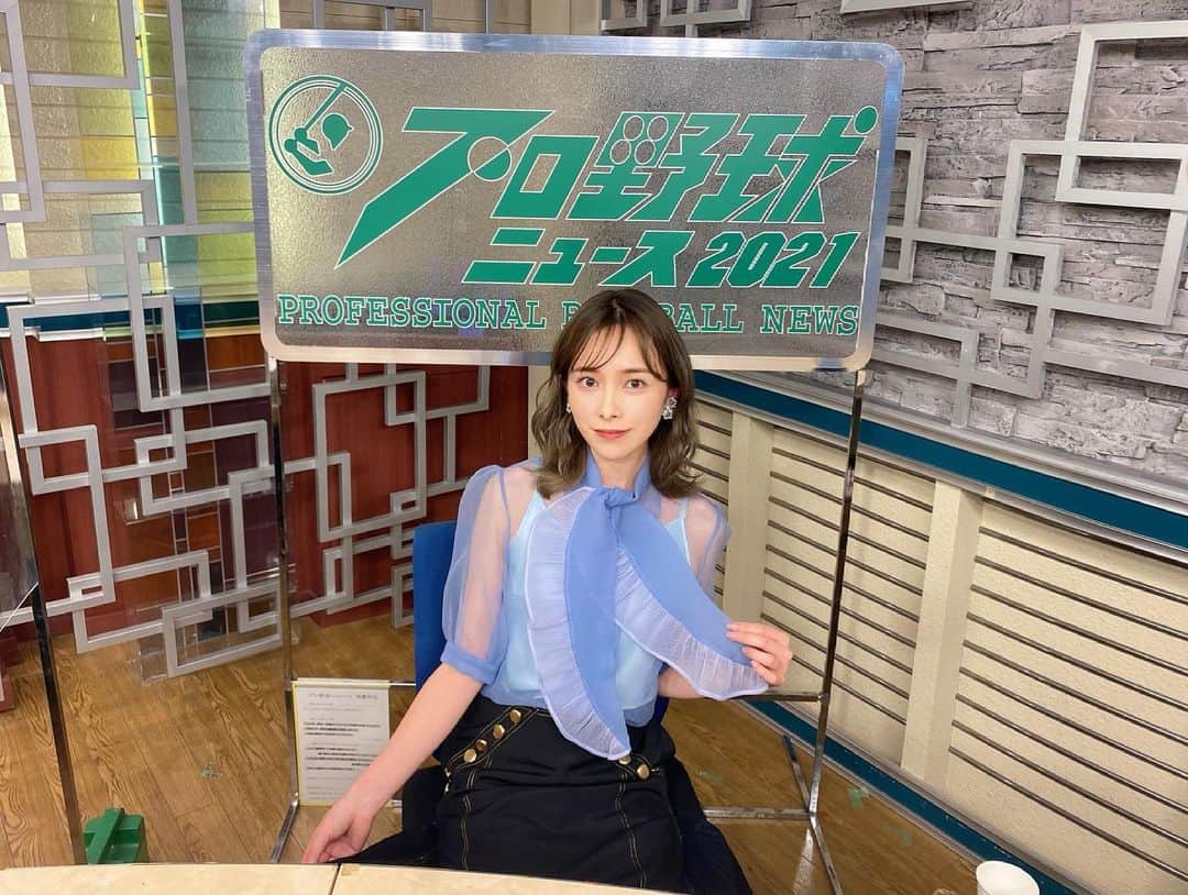 黒澤詩音のインスタグラム：「#フジテレビone #プロ野球ニュース ⚾️ ありがとうございました✨  #中日 は5割復帰まであと1つ。 #阪神 は依然と勝敗オセロが続いています。 #ヤクルト と #西武は、この3連戦は #フジテレビONETWOダービー です⭐️ 今日から #セパ交流戦 も折り返し❗️ 引き続き楽しんでいきましょう✊  #衣装提供 👚 @adelly.tokyo さん プレスの方からご提案いただいたこの #コーディネート とても涼やかで素敵でした✨  そして手に持ってるのは… #シャーマンキング の #チロルチョコ 🍫  #フジテレビ #cs #プロ野球 #スポーツ #野球 #アナウンサー #キャスター #衣装 #ヘアメイク #野球好き #野球好き女子 #野球女子」