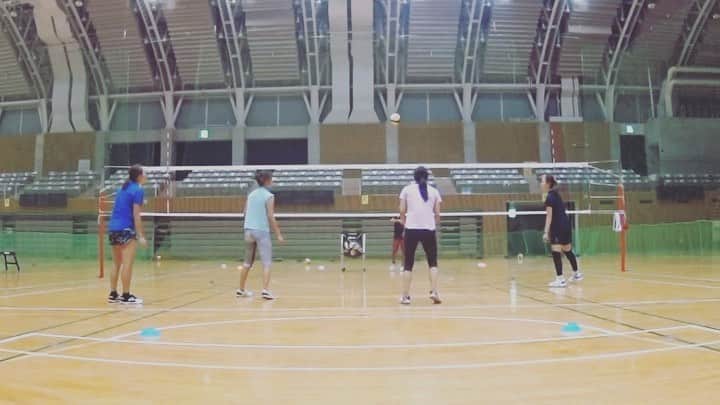 鈴木千代のインスタグラム：「雨の日のバレーボール☔🏐 with 2m35cmネット  #コンビ #前衛2枚の想定 #セッターもツー打つ #打つフリもある #ブロード と #1人時間差 は #みんな初挑戦 💯  ビーチバレーやってると ポジションなんて関係ないよね😂！ 皆ナイストライでした👌  #Beachvolleyball #players #Play #Volleyball #Rainyday ☔」