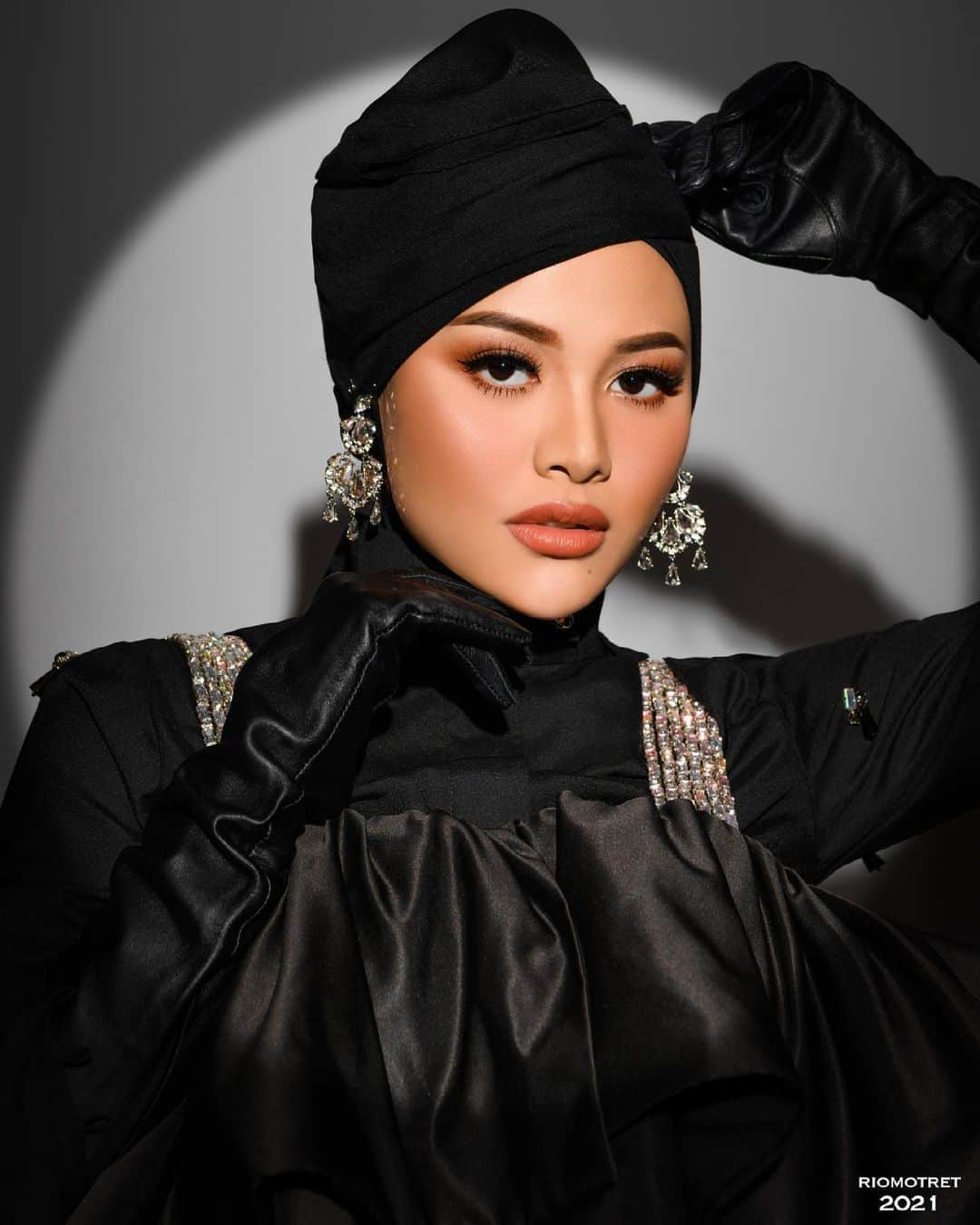 Aurelさんのインスタグラム写真 - (AurelInstagram)「No matter what stage you are on, It all counts for Allah!  At least you are trying 🖤  PHOTO BY @riomotret  @riomotretofficial  STYLIST @erichalamin  MAKE UP ARTIST @makeupbylaode  HIJAB STYLIST @ayyih DRESS @diniiraofficial    #riomotret #RIOMOTRETVLOG  #riomotret2021 #Klikkulikriomotret #riocelebritybeautyportrait  #indonesiancelebritybyriomotret」6月4日 13時08分 - aurelie.hermansyah