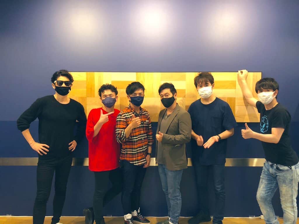 のインスタグラム：「本日の公演にアカペラ楽曲公募で「#風が聴こえる」を提供してくださった作者の #細井タカフミ (@takamusica )さんが足を運んでください、お会いすることができました‼️  #ゴスペラーズ の新しい風となる爽やかな楽曲をありがとうございました🍃」