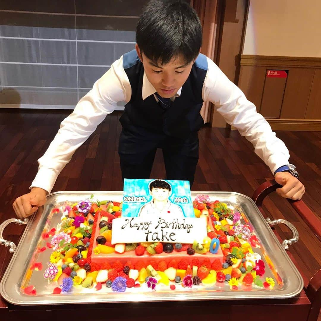 久保建英さんのインスタグラム写真 - (久保建英Instagram)「二十歳になりました！祝ってくれた方々、メッセージなどありがとうございました！ 今まで以上に充実した一年になる様に一日一日を大切に、頑張りたいと思います❗️ 代表という特別な場所でこれからも毎年祝ってもらえる様に、でもそれが当たり前だと思わないようにこれからも努力していきたいです！ Hoy cumplí 20 años!! Muchísimas gracias a todas las felicitaciones y mensajes!!! Seguiré esforzando al máximo para que este sea el mejor año de mi vida!!!!💪💪🎂 #久保建英#takefusakubo #誕生日#jfa  (写真撮る瞬間だけマスク外してます。)」6月4日 22時58分 - takefusa.kubo