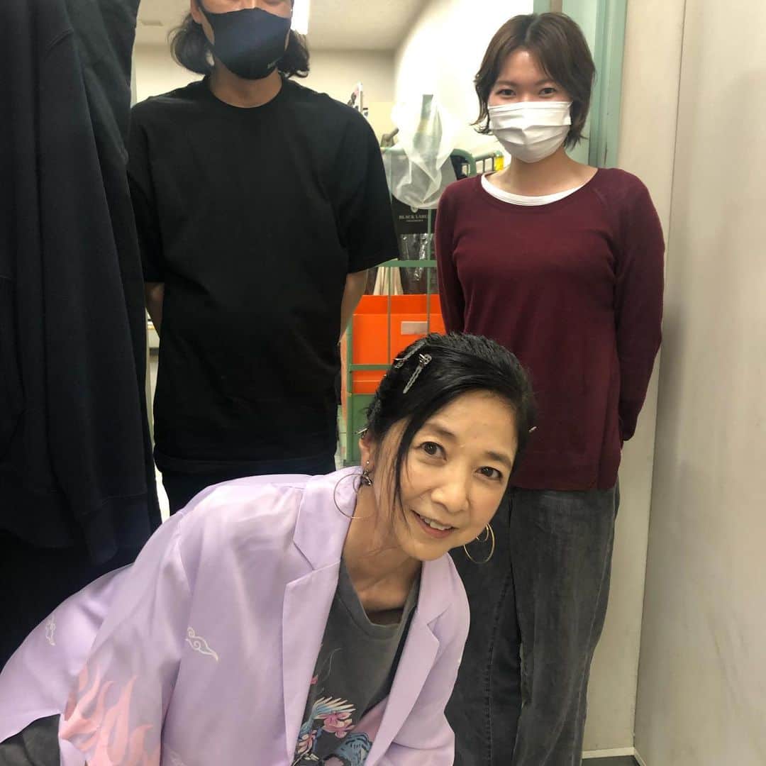 宮崎美子さんのインスタグラム写真 - (宮崎美子Instagram)「皆さん、『リコカツ』第8話見ていただきましたか！  この写真は、薫さんが、旅館の先輩あざみに影響されるお洋服の様子を作ってくださるみなさんです。  ありがとうございます😊」6月4日 23時00分 - miyazakiyoshiko.official