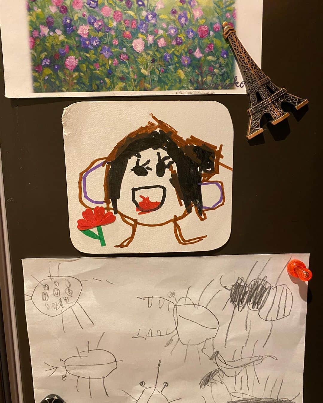 千北英倫子のインスタグラム：「. 👦5歳 色んな表現で愛を囁いてくれて、ピースフルな寝床 . . 🛌「おかあさん大好き」 どこが好き？ 「顔」 顔のどこ？ 「結んでるとことか」（まず髪型‥） 「耳がよく聞こえてるとこ」（ほ〜） 「鼻も大きくて」（え？😅） 「歯も卵とかよく噛んでるし」（🤣） 「お腹もちょうどいい大きさで」 　　　　　　　　　　（どんな意味？🤣🤣） 「足もキリンみたいによく歩けるし」 　　　　　　　　　　（素晴らしい表現力‼︎） 「手もあったかい そんなとこ」 　　　　　　　　　　（締め方 very good‼︎） . . 途中けなされてる？🤣 . 最近忘れたくない子供の言葉を記録中📝 . . #こどものつぶやき」