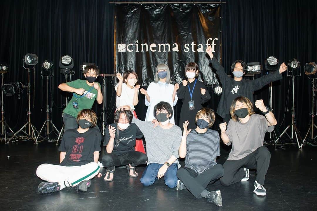 久野洋平のインスタグラム：「ヤオくんの写真をアップできる喜び。ツアー始まりました。今までみたいにミチミチのライブとはいきませんが、制限の中でも楽しみを見つけられるのが人間の良さや！楽しみましょう。 photo by @takeshiyao   #cinemastaff  #drums #ライオン丸 #風速10m」