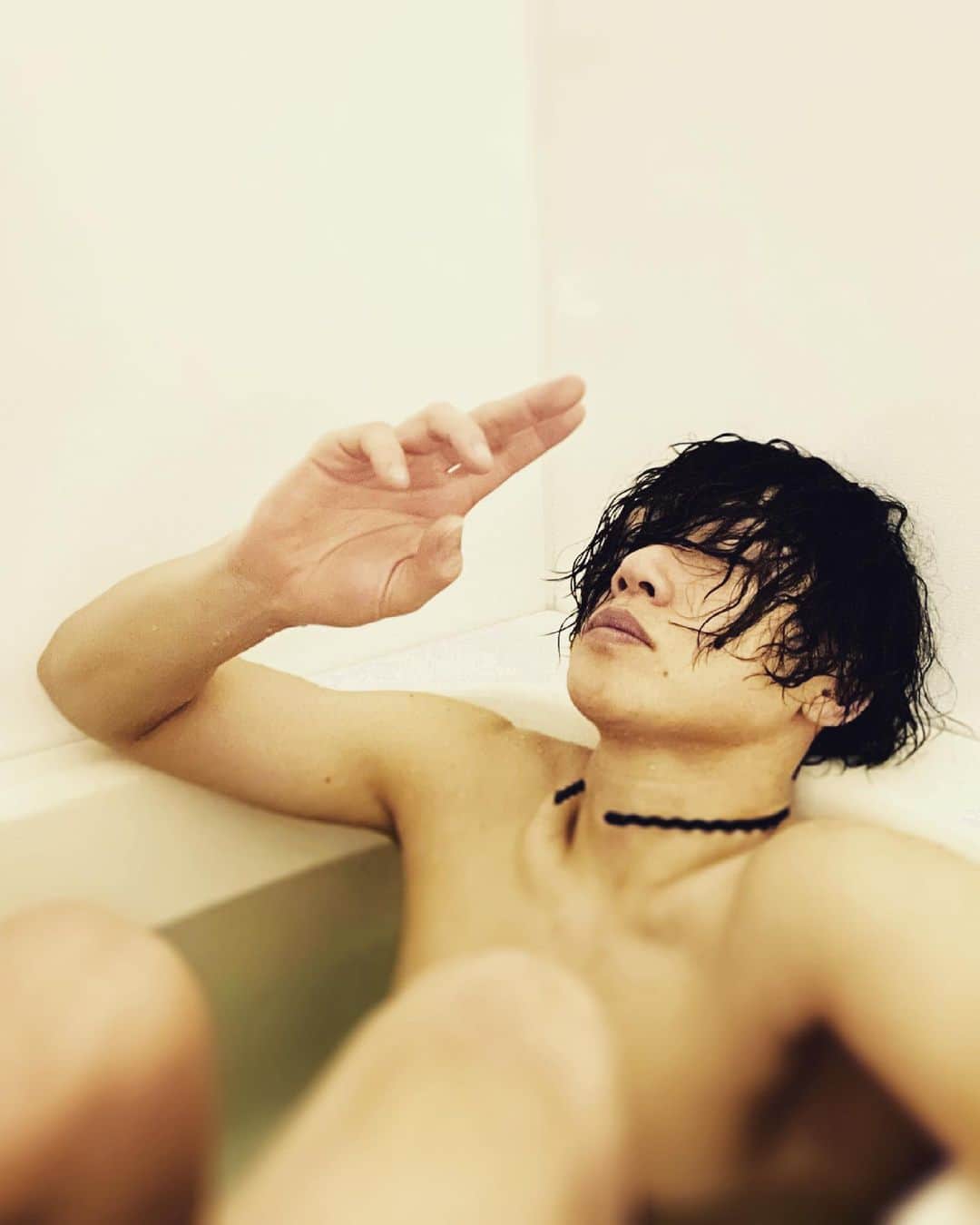 樽美酒研二さんのインスタグラム写真 - (樽美酒研二Instagram)「和歌山ライブたのしかった✨ このまま風呂で寝ます、、 おやすみなさいませ。。_(┐「ε:)_」6月4日 23時15分 - ketsu.no.kamisama