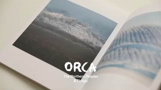 ハミルのインスタグラム：「. . 主宰させて頂いてる ORCA The Northern Peoples & Things.. @orca_the_northern_peoples  . 現在、学芸大学のBOOK AND SONSさんで 展示されている故・前田真三さんの展示を、 お孫さんでアートディレクターで写真家、 現在、美瑛に移住された前田景さんが企画された. @maedakei  . ORCAでも”風味と風景”という 連載していただいておりますが、 今回はこの展示の様子と景さんの文章が響く. . ぜひ、 @orca_the_northern_peoples  から覗いてみてください. . 自分の信じる道をまっすぐ向き合い、 積み重ねた先に見える景色がある. . 熱く扱われたり、 自然な存在になり、 あたり前になり、 孤独と友達になり、 進み続ける日々もあり、 その先に見てくれてる人がいる.. . 歴史が、先人の生きた姿が、 自分たちを勇気づける. . いろんな生き方を認め合い、 尊重する気持ちで暮らしたいなと思う日々に、 この展示が小さき勇気と癒しを与える. . #前田真三 #前田景 #orca #orcathenorthernpeooles .」