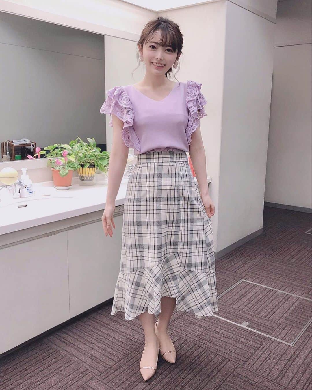 のインスタグラム：「カラフルデー(6月23日)に放送予定の二つの特番収録が終わりました✨  写真は、深夜特番「今夜は、おしもの話させてください」の衣装です👗🌙 @swingle_official  (スタイリスト @masako_spiral さん)  また放送日が近付いたら、見どころなどをご紹介させてください😽  #福岡 #rkb #rkb毎日放送 #創立70周年 #becolorful #sdgs #特番 #アナウンサー #アナウンサー衣装 #swingle #スウィングル #辻満里奈」