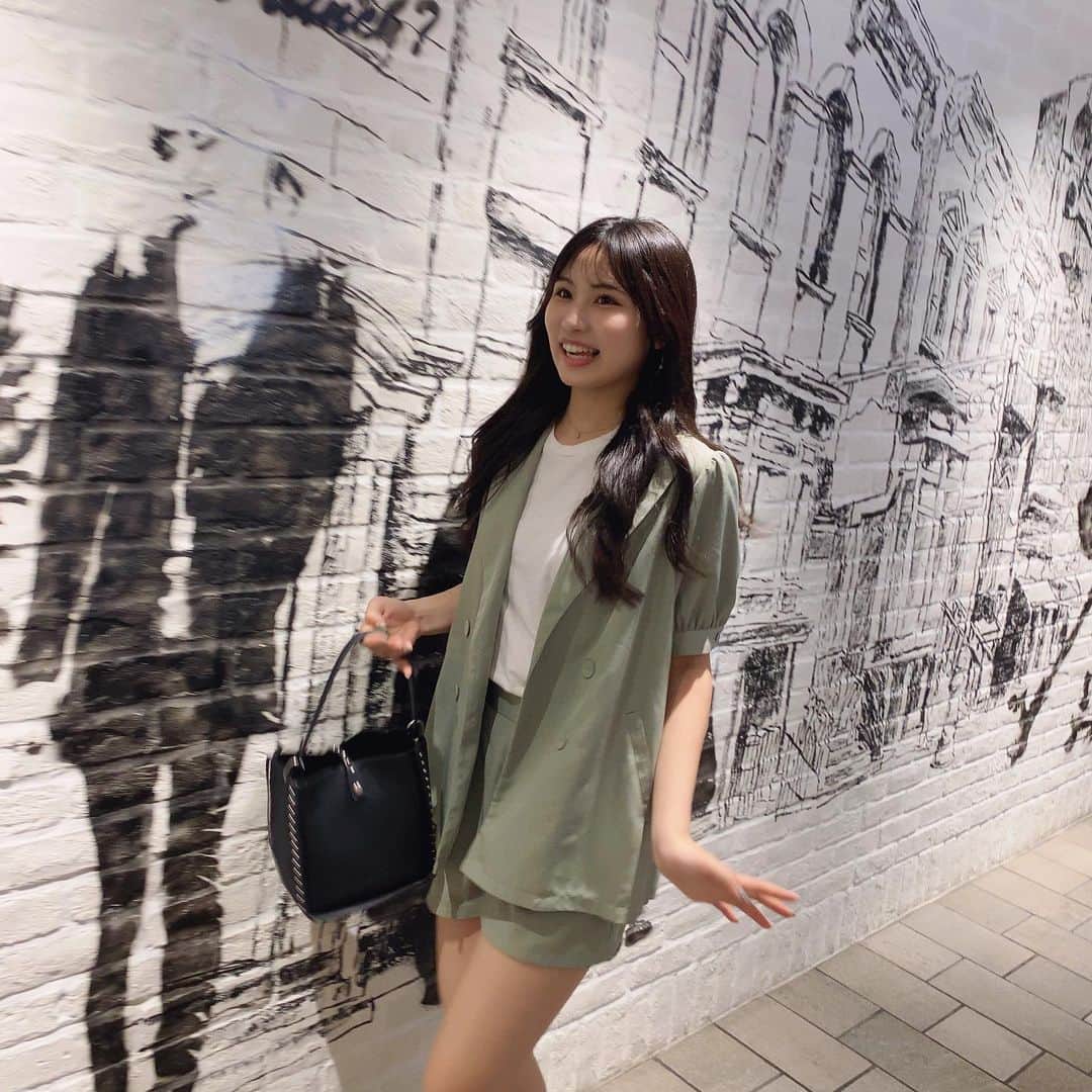 宮丸くるみのインスタグラム：「歩いてるだけで楽しそうで草  wwww  ・ ・ ・  #リリバリ #lilyofthevalley #idol #アイドル #18歳 #ロングヘア #巻き髪 #黒髪 #ぱっつん前髪 #シースルーバング #jouetie #セットアップ #ミントグリーン #rosebud #ミントグリーンコーデ」
