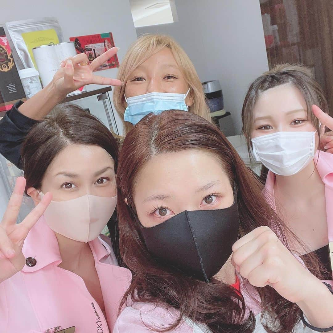 黒木優子のインスタグラム：「今日はねぇねのところで体&お肌のケアへ😊❤️  フェイシャル&整体をしていただきました🥰  体も心もケアしていただきいつもありがとうございます😊  いい報告ができるよう頑張ります✊ エステなのに整体もできるなんて…❤️❤️❤️  試合終わったら修正のケアも宜しくお願いします🤣笑  #ビタサロンJUJU #整体 #コラーゲンマシン」