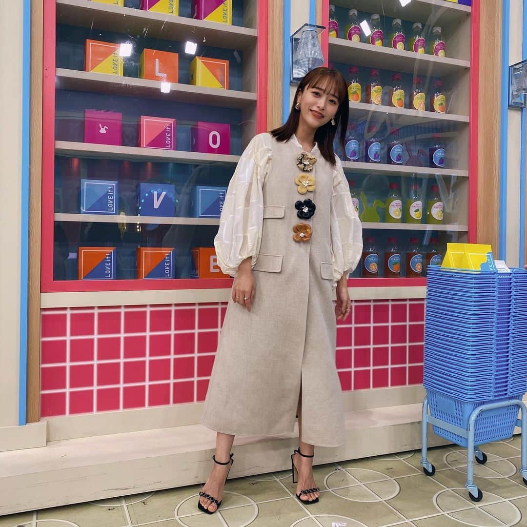 近藤千尋のインスタグラム：「本日もありがとうございました💕 なんと書道を披露させて頂きました🖌😂 ドッキドキしたけど なんとか川島(さん)と書けました♥️笑  @toryburch の ベストワンピースが可愛い…🌼  雨なので皆さん 気をつけましょうね😭☔️  今週もお疲れ様でした🥰」