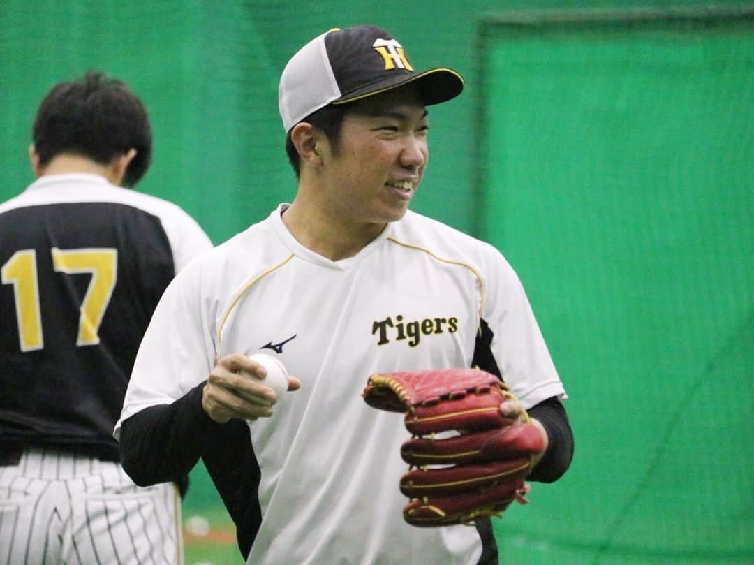 阪神タイガースさんのインスタグラム写真 - (阪神タイガースInstagram)「今日から、甲子園でソフトバンクとの3連戦‼︎  試合前練習の様子です！  #佐藤輝明 選手#岩貞祐太 選手#齋藤友貴哉 選手#植田海 選手#石井大智 選手 #阪神タイガース #挑超頂 #セパ交流戦」6月4日 16時01分 - hanshintigers_official