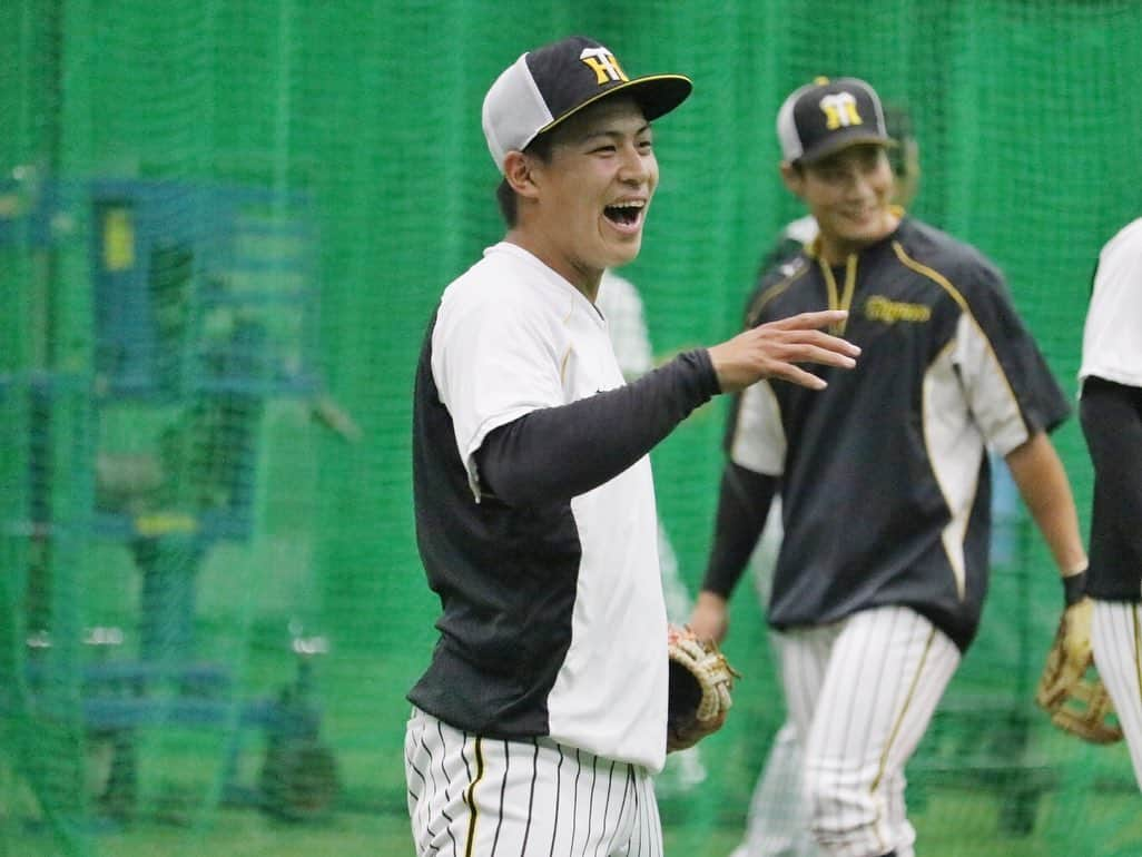 阪神タイガースさんのインスタグラム写真 - (阪神タイガースInstagram)「今日から、甲子園でソフトバンクとの3連戦‼︎  試合前練習の様子です！  #佐藤輝明 選手#岩貞祐太 選手#齋藤友貴哉 選手#植田海 選手#石井大智 選手 #阪神タイガース #挑超頂 #セパ交流戦」6月4日 16時01分 - hanshintigers_official