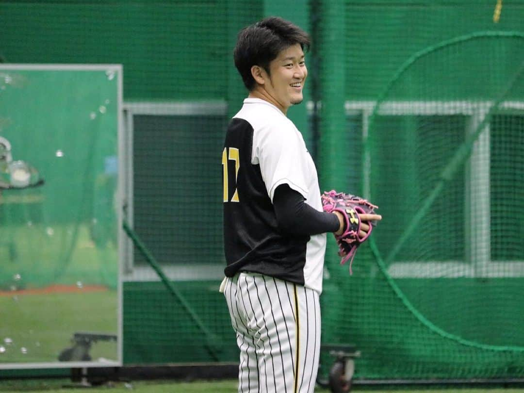 阪神タイガースさんのインスタグラム写真 - (阪神タイガースInstagram)「今日から、甲子園でソフトバンクとの3連戦‼︎  試合前練習の様子です！  #佐藤輝明 選手#岩貞祐太 選手#齋藤友貴哉 選手#植田海 選手#石井大智 選手 #阪神タイガース #挑超頂 #セパ交流戦」6月4日 16時01分 - hanshintigers_official