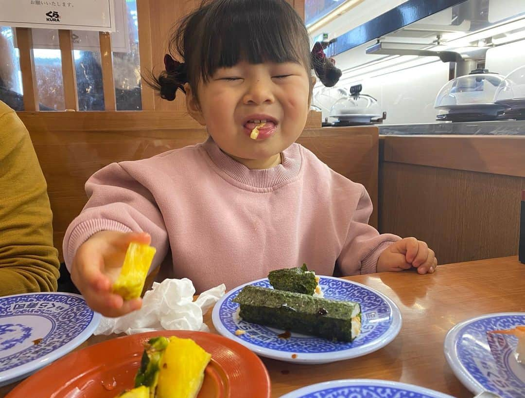 クロさんのインスタグラム写真 - (クロInstagram)「いつかのさっちゃん👧🏽💕💕﻿ ﻿ おとちゃんが好きな回転寿司へ🍣﻿ さっちゃんもお寿司はだぁーい好き💕﻿ ﻿ 納豆とか、卵とか食べてます〜☺️❤️❤️❤️﻿ ﻿ #ファミレスや回転寿司は神 #回転寿司 #ファミリーランチ #娘の好きな食べ物 #2歳コーデ #足可愛い #うちのかわい子ちゃん #毎日がスペシャル #愛おしい瞬間 #キッズコーデ #smiling #可愛い #ありがとう #ファッション #大好き #tokyo #コーデ #女の子ママ #ママリ#コドモノ #子どもの日常をもっと写真に #mamagirl #ママカメラ #おやこーで #リンクコーデ #cordinate #親バカ部 #あいのり #ちびクロコーデ #ちびクロdiary」6月4日 16時35分 - kuro_risa