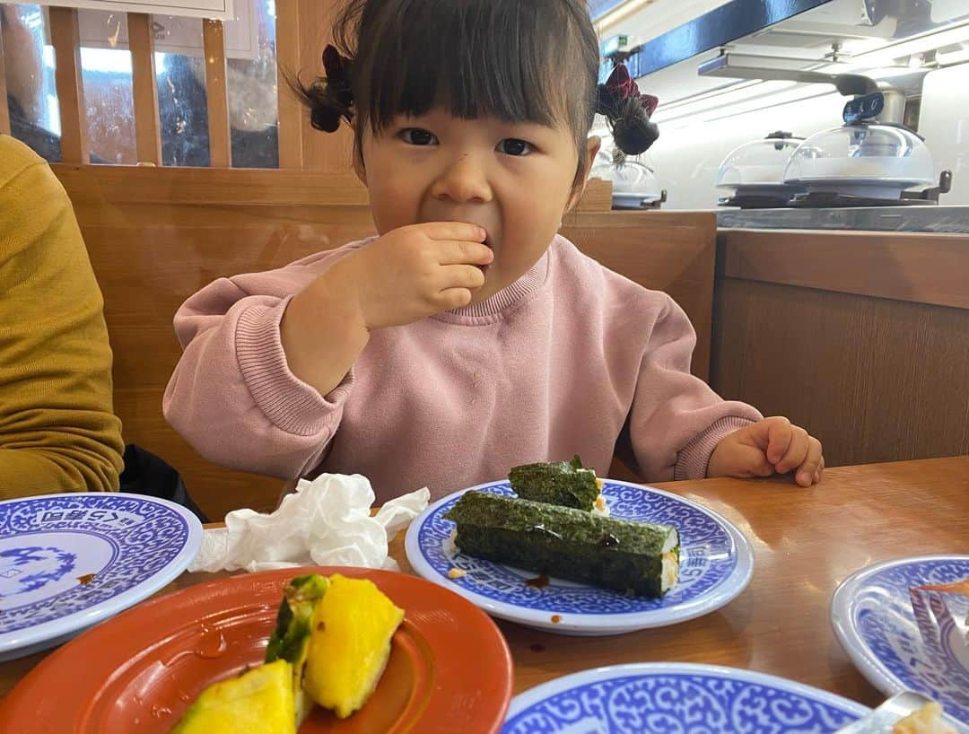 クロさんのインスタグラム写真 - (クロInstagram)「いつかのさっちゃん👧🏽💕💕﻿ ﻿ おとちゃんが好きな回転寿司へ🍣﻿ さっちゃんもお寿司はだぁーい好き💕﻿ ﻿ 納豆とか、卵とか食べてます〜☺️❤️❤️❤️﻿ ﻿ #ファミレスや回転寿司は神 #回転寿司 #ファミリーランチ #娘の好きな食べ物 #2歳コーデ #足可愛い #うちのかわい子ちゃん #毎日がスペシャル #愛おしい瞬間 #キッズコーデ #smiling #可愛い #ありがとう #ファッション #大好き #tokyo #コーデ #女の子ママ #ママリ#コドモノ #子どもの日常をもっと写真に #mamagirl #ママカメラ #おやこーで #リンクコーデ #cordinate #親バカ部 #あいのり #ちびクロコーデ #ちびクロdiary」6月4日 16時35分 - kuro_risa