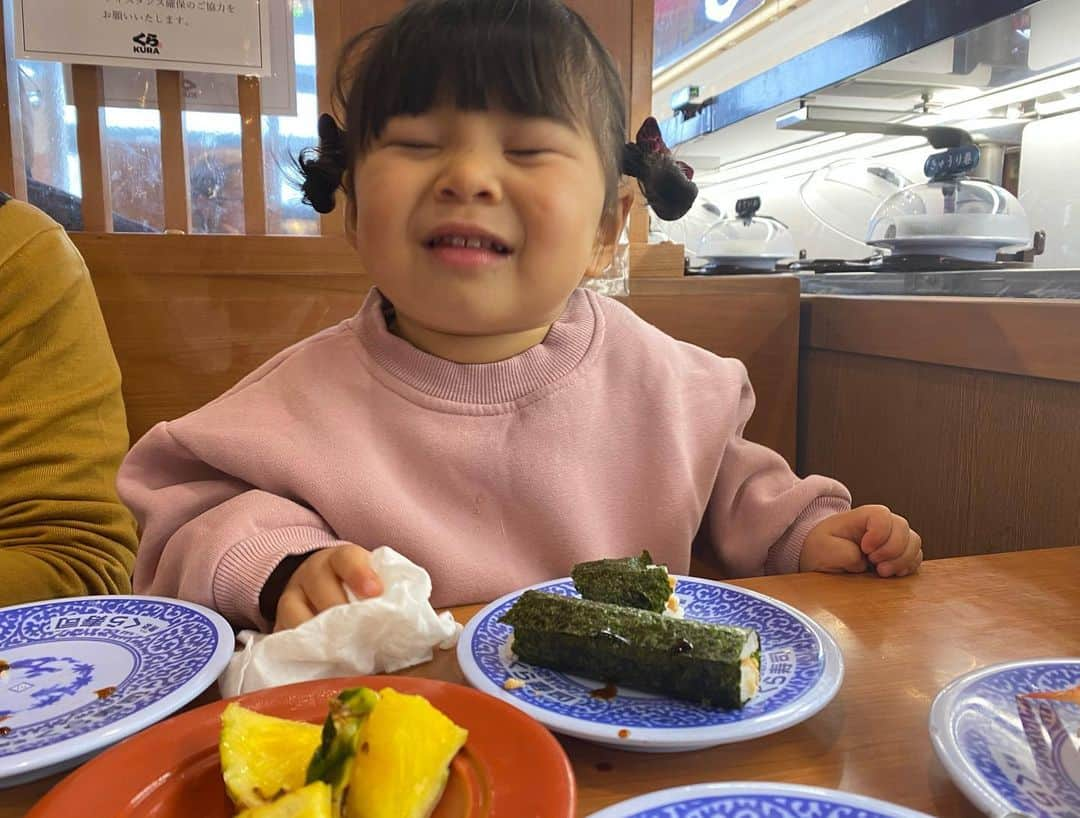 クロさんのインスタグラム写真 - (クロInstagram)「いつかのさっちゃん👧🏽💕💕﻿ ﻿ おとちゃんが好きな回転寿司へ🍣﻿ さっちゃんもお寿司はだぁーい好き💕﻿ ﻿ 納豆とか、卵とか食べてます〜☺️❤️❤️❤️﻿ ﻿ #ファミレスや回転寿司は神 #回転寿司 #ファミリーランチ #娘の好きな食べ物 #2歳コーデ #足可愛い #うちのかわい子ちゃん #毎日がスペシャル #愛おしい瞬間 #キッズコーデ #smiling #可愛い #ありがとう #ファッション #大好き #tokyo #コーデ #女の子ママ #ママリ#コドモノ #子どもの日常をもっと写真に #mamagirl #ママカメラ #おやこーで #リンクコーデ #cordinate #親バカ部 #あいのり #ちびクロコーデ #ちびクロdiary」6月4日 16時35分 - kuro_risa