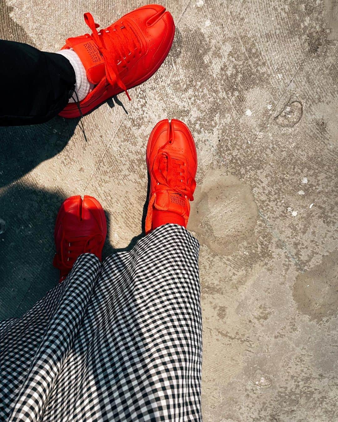 のインスタグラム：「･ マルジェラ×Reebokのコラボスニーカー🍎 tabiには目がないです👟 ･ この前私が履いていたら 友達のシュウちゃんが同じの欲しいと言っていたので @________gr8 に連れて行ってオソロにしたー🤗 ･ シュウちゃんとはオソロ多め😂😂😂」
