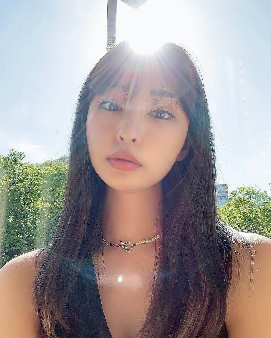 椎名美月のインスタグラム：「皆様こんにちは  私は緑と太陽と水が大好きです🌳☀️💧 この日は面白い写真が撮れてしまい大興奮！写真の名は天然の冠です👑  黒髪にして、明るい色のインナーカラーを入れました。傷むのが嫌でエクステです❤︎ いつもありがとうございます❤︎ @mineyukimorikami   #インナーカラー #美容室 #黒髪 #カラー #エクステ #森 #緑 #水 #川 #雨 #空 #太陽 #地球 #ハレーション #写真 #メイク #裸眼メイク #エステ #痩身 #痩身エステ #脱毛 #メンズ脱毛 #港区エステ #美容 #表参道 #南青山 #表参道エステ #南青山エステ #シングルマザー #経営者」