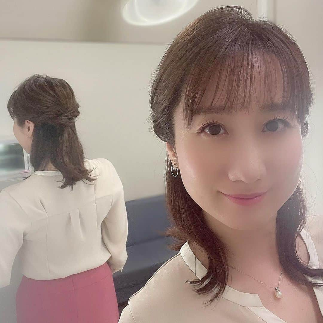 吉井明子さんのインスタグラム写真 - (吉井明子Instagram)「皆さん、雨や風は大丈夫ですか？ 私は傘ごと飛ばされそうになりました☂️  気圧の低下や雨で体調がすぐれない方も、金曜日まで来ましたよ！！今週もあと少し、よく頑張りましたです☺️  さて、金曜日の夜は、いつもより夜更かししませんか…？ とりあえず、お酒やお茶を片手にテレビをつけてみてください✨  午後11時45分からNHK BS1・BS4Kでお待ちしておりますよ✨  #気圧低下 #気象病 #気象予報士 #気象キャスター #weatherforecaster #기상캐스터　#吉井明子 #6月4日 #zerooclock #シンデレラタイムのお天気 #きょう一番早い天気予報 #nhk #bs1 #bs4k #金曜日 #夜更かしタイム」6月4日 17時31分 - akiko_yoshii_sunny_rain