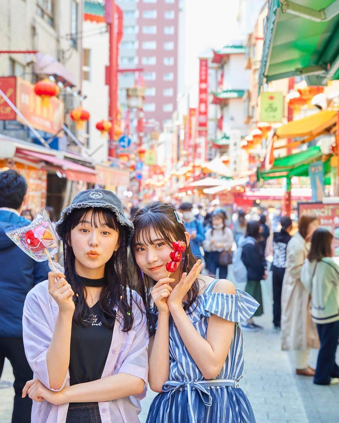 ニコ☆プチのインスタグラム：「🐼🍎🎡🐓🌉✨ もんちゃん＆アキの神戸特集も ニコ☆プチplus vol.10で読めちゃいます📚💙  写真をちょっとだけおすそわけ‼︎✌︎📸  #近藤藍月 #森﨑美月 #神戸 Photo by @sho_ito723」