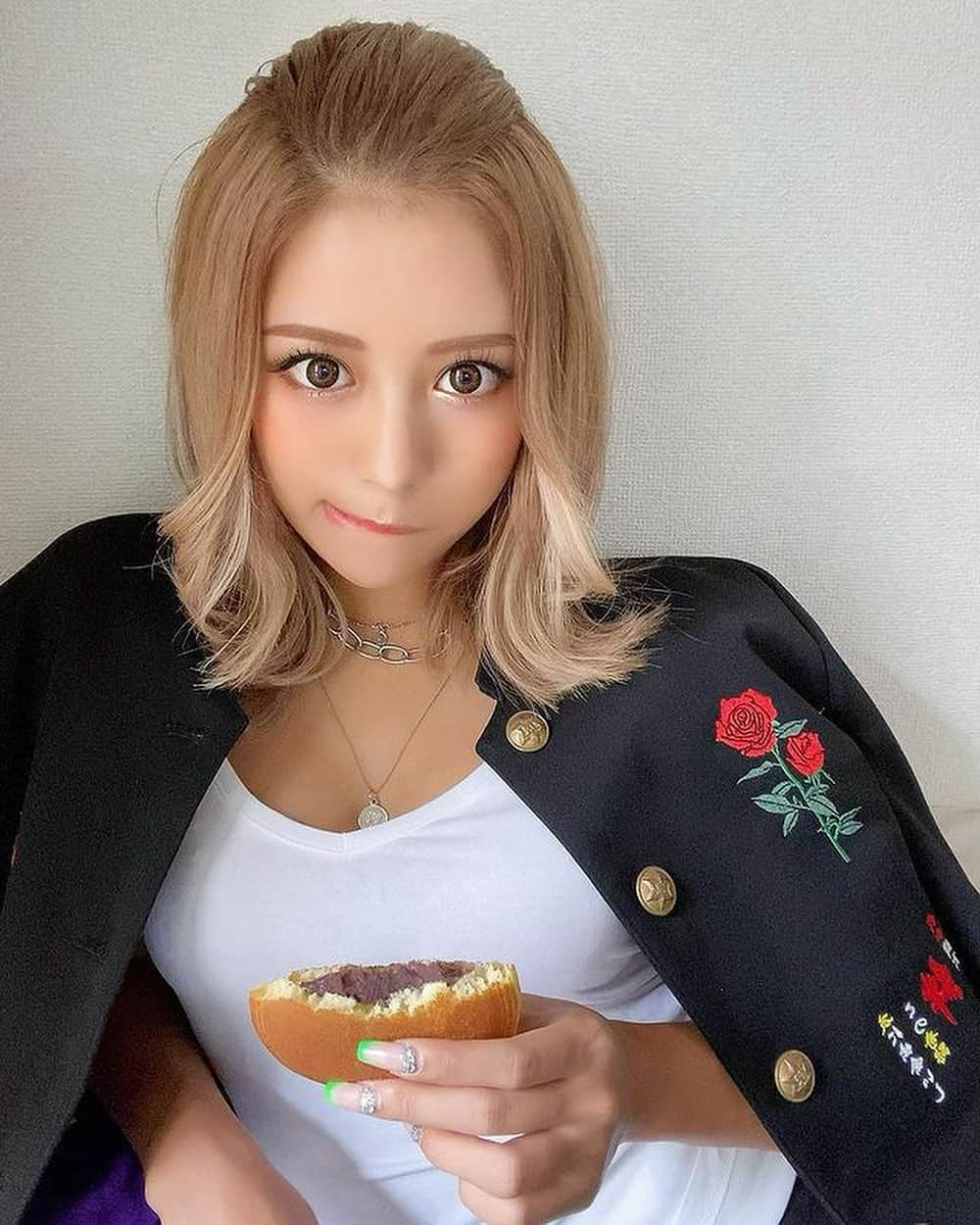 美女naviさんのインスタグラム写真 - (美女naviInstagram)「* * 【美女navi ☻*】 * * 今回ご紹介させていただく方は❤️ 華  さん ▶️▷ @_hana.87_  * *  # Repost . . 卍ぎゃるマイキー卍💋 .  . . . 華  さん のアカウントには 他にも素敵な投稿が(*´﹀`) ぜひ覗いてみてくださいね🧡 * * * 美女navi掲載希望の方は⇒ @bijo_navi ❤️と # ビジョナビ タグ付け * 10代限定姉妹アカウント 美少女navi掲載希望の方は⇒ @bishojo_navi 💛と #ビショウジョナビ タグ付け * お願いします✨✨ * * 次回もお楽しみに...😍 * * #美肌 #カラコン #ミディアム #金髪 #ヘアアレンジ #さらさらヘアー #tシャツ #アイメイク #夏カラー #アイシャドウ #ギャルメイク #makeup  #赤リップ #コスメ #naturalbeauty #オフショット #美容 #リップ #howto #おしゃれ女子 #大人可愛い  #美意識 #大人メイク #メイク #オトナ女子 #美意識向上 #グルメ女子 #女子力アップ」6月4日 18時05分 - bijo_navi