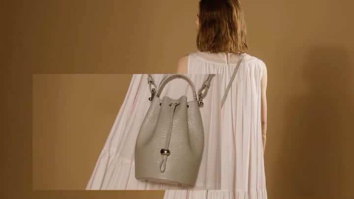 のインスタグラム：「【2021 Autumn & Winter COLLECTION】﻿ ﻿ 6月4日(金)、公式オンラインストアにて、﻿ いち早く2021年秋冬コレクションを公開。﻿ ﻿ それに伴い、公式オンラインストア会員様限定で、﻿ 新作アイテムの予約販売を開始いたします。﻿ ﻿ 詳しくは、プロフィール欄より﻿ コレクションページをご覧くださいませ。﻿ ﻿ #bag#totebag#shoulderbag#minibag﻿ #2021awcollection﻿ #バッグ#トートバッグ#ショルダーバッグ#ミニバッグ﻿ #2021年秋冬コレクション﻿ #toffandloadstone#トフアンドロードストーン」