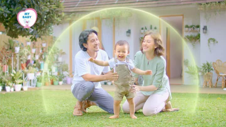 Kimberly Ryderのインスタグラム：「Udah liat iklan terbaru the Akbar fam? 😄💚 Siapa yang anaknya pakai minyak telon yang samaaa?☝🏼 @mybabyid」