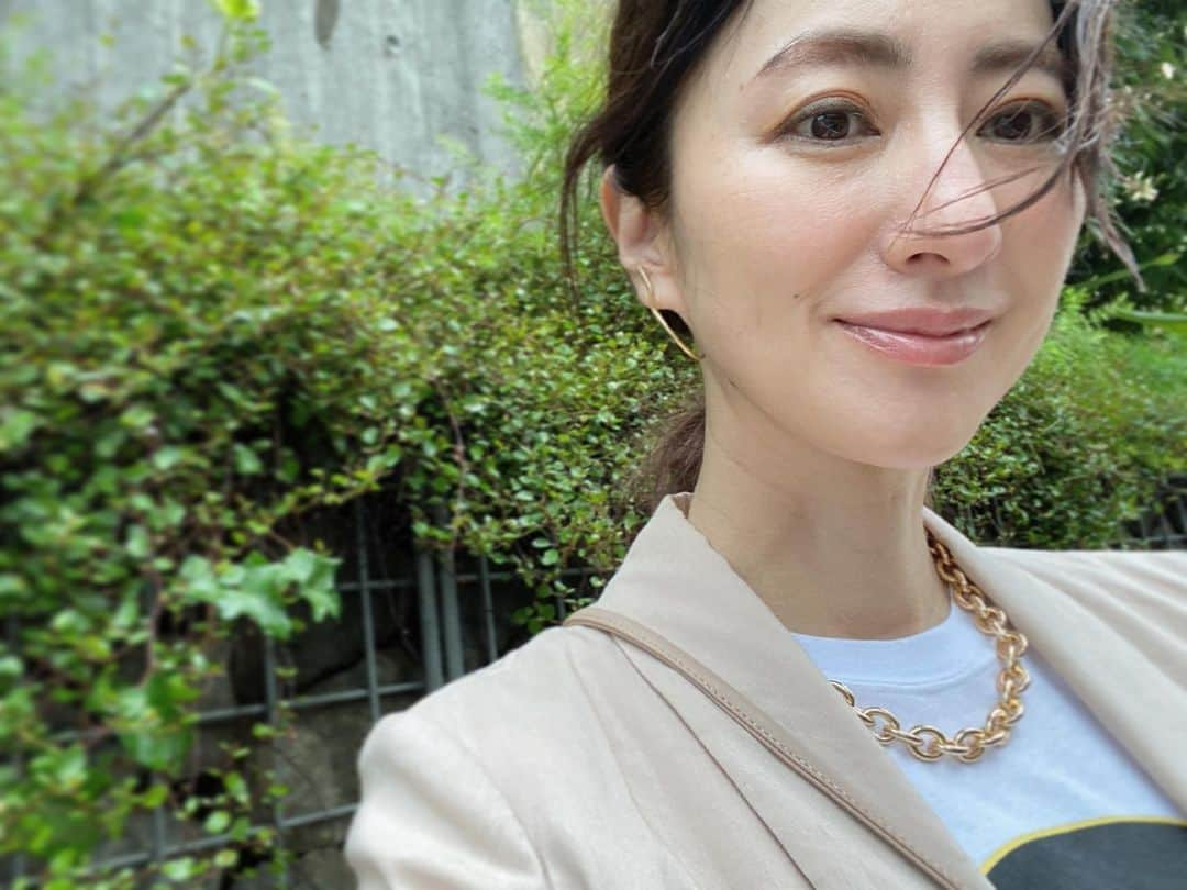 前田ゆかさんのインスタグラム写真 - (前田ゆかInstagram)「待ちに待ったボリュームネックレスが届きました#Hh  Tシャツにあわせてみたら ちょうどいい〜 大きすぎない存在感✨✨✨  色違い新作のシルバーもほしくなってしまった⤴️ @reolove0329  @chan_suzukichan  今日のインスタライブ楽しみ #ボリュームネックレス #エイチアッシュ」6月4日 18時28分 - maeyuka