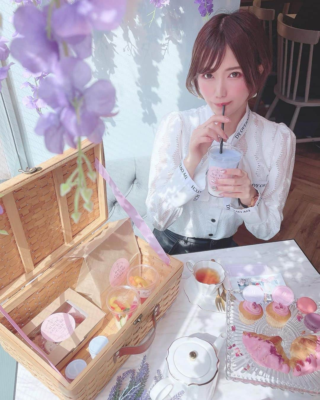 相良ましろさんのインスタグラム写真 - (相良ましろInstagram)「purple picnic afternoontea💜  友達に誘ってもらって行ってきたよ💠  藤の花がたくさんで可愛かった🤣♡ 幻想的な空間でした🍇 . TOPSは @selectshop_vivantjolie の、可愛いでしょ💠 . #hautecouturecafe #gingergardenaoyama #アフターヌーンティー #東京カフェ #中目黒カフェ #カフェ好きな人と繋がりたい #コスプレイヤー #グラビア #グラビアアイドル #モデル #ショートヘア #ショートカット #ふわふわヘア #ビジョビ #女子力向上委員会 #女子力向上計画 #shorthair #cosplay #cosplayer #gravure #shortcut #shorthair #instagood  #instafashion #selfie #kawaiigirl #japanesegirl #model」6月4日 18時32分 - mashiro_sagara