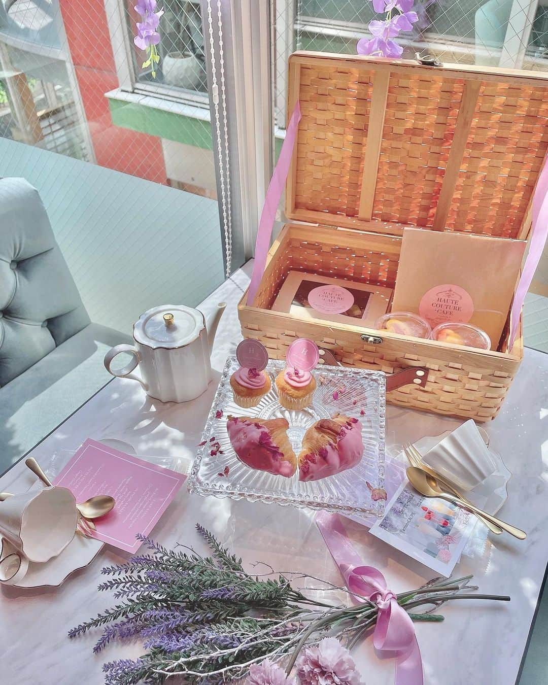 相良ましろさんのインスタグラム写真 - (相良ましろInstagram)「purple picnic afternoontea💜  友達に誘ってもらって行ってきたよ💠  藤の花がたくさんで可愛かった🤣♡ 幻想的な空間でした🍇 . TOPSは @selectshop_vivantjolie の、可愛いでしょ💠 . #hautecouturecafe #gingergardenaoyama #アフターヌーンティー #東京カフェ #中目黒カフェ #カフェ好きな人と繋がりたい #コスプレイヤー #グラビア #グラビアアイドル #モデル #ショートヘア #ショートカット #ふわふわヘア #ビジョビ #女子力向上委員会 #女子力向上計画 #shorthair #cosplay #cosplayer #gravure #shortcut #shorthair #instagood  #instafashion #selfie #kawaiigirl #japanesegirl #model」6月4日 18時32分 - mashiro_sagara