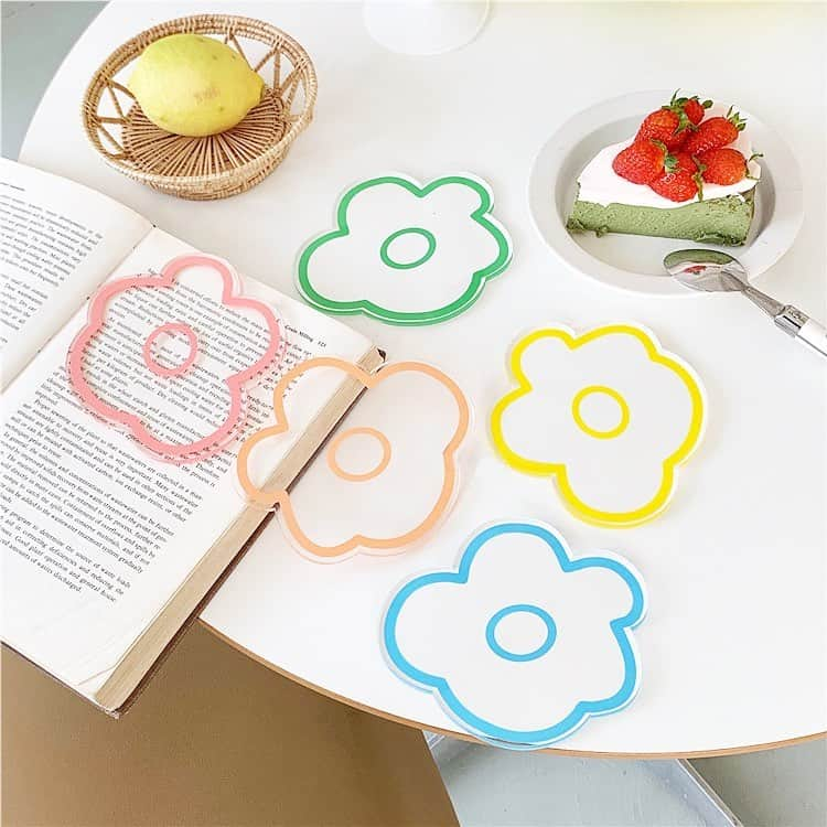 MOVE / ムーブさんのインスタグラム写真 - (MOVE / ムーブInstagram)「.  clear flower coaster 2set U0100  ¥ 3,300 税込  透け感がかわいいクリアコースターのお得な２セット！ そのままでもグラスを置いても映える◎ いつものドリンクもなんだかちょっと特別に♡  tiktok限定！プレゼントキャンペーン実施中🎁 詳しくはtiktokにて「@unpetitpeu」で検索！  📱LINE友だち追加で¥500クーポンGET！ 詳しくはハイライトへ@unpetitpeu_official2  * * * * * * * * * * * * * * un petit peuは 「毎日にほんの少しのときめきを」 をテーマにインテリアやキッチン雑貨、ルームウェアなどおうち時間を楽しむアイテムを販売しております  是非webサイトもご覧下さい♪  @unpetitpeu_official2  * * * * * * * * * * * * * *  #unpetitpeu #アンプティプ #韓国雑貨屋 #韓国雑貨通販 #韓国食器 #sucle #おうちカフェごっこ #おうちカフェ部 #おうちカフェ風 #家カフェ #おこもり生活 #韓国インテリア雑貨 #sucle #roomgoods #おうち時間の過ごし方 #キッチン雑貨 #キッチンキッチン #ホームカフェ #ひとりごはんも楽しく #一人暮らしごはん #おうち韓国 #食器集め #コースター」6月4日 18時44分 - milkmag_official