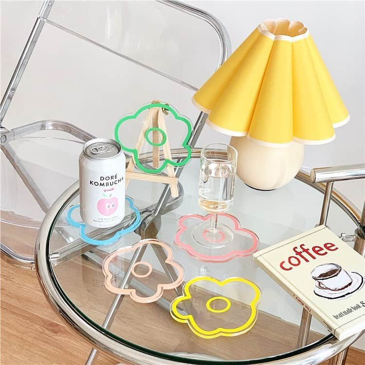 MOVE / ムーブさんのインスタグラム写真 - (MOVE / ムーブInstagram)「.  clear flower coaster 2set U0100  ¥ 3,300 税込  透け感がかわいいクリアコースターのお得な２セット！ そのままでもグラスを置いても映える◎ いつものドリンクもなんだかちょっと特別に♡  tiktok限定！プレゼントキャンペーン実施中🎁 詳しくはtiktokにて「@unpetitpeu」で検索！  📱LINE友だち追加で¥500クーポンGET！ 詳しくはハイライトへ@unpetitpeu_official2  * * * * * * * * * * * * * * un petit peuは 「毎日にほんの少しのときめきを」 をテーマにインテリアやキッチン雑貨、ルームウェアなどおうち時間を楽しむアイテムを販売しております  是非webサイトもご覧下さい♪  @unpetitpeu_official2  * * * * * * * * * * * * * *  #unpetitpeu #アンプティプ #韓国雑貨屋 #韓国雑貨通販 #韓国食器 #sucle #おうちカフェごっこ #おうちカフェ部 #おうちカフェ風 #家カフェ #おこもり生活 #韓国インテリア雑貨 #sucle #roomgoods #おうち時間の過ごし方 #キッチン雑貨 #キッチンキッチン #ホームカフェ #ひとりごはんも楽しく #一人暮らしごはん #おうち韓国 #食器集め #コースター」6月4日 18時44分 - milkmag_official