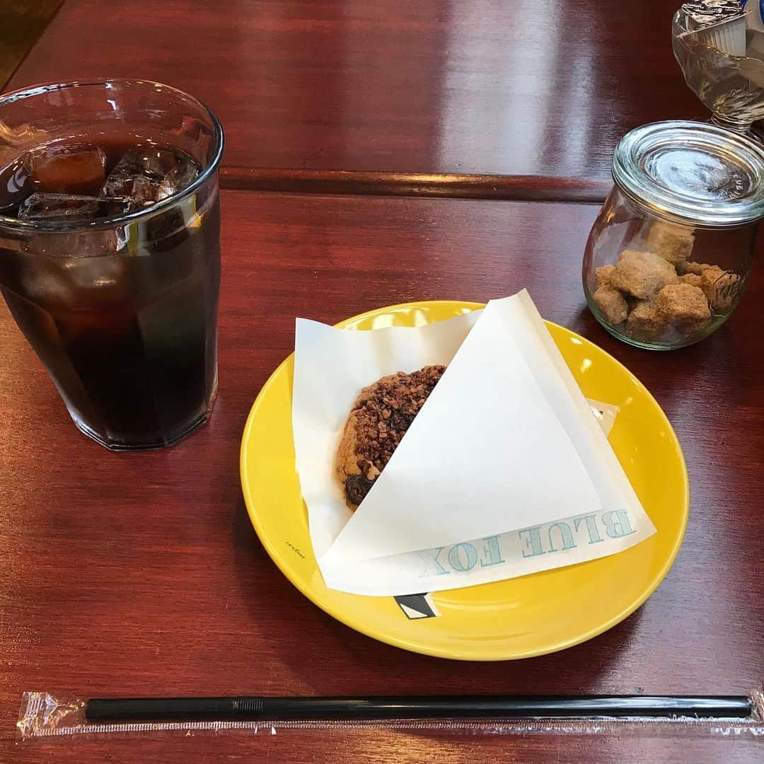 南青山LIFEStyleさんのインスタグラム写真 - (南青山LIFEStyleInstagram)「お打合せ後に立寄った小さな下町のCafe   American na Cookieや、sweetsが頂ける心落ち着く場所  Area*osaka-shi Shop*BLUE FOX  #coffee＆sweets#Cookie各種#ザクザクしっとり#シェイク有#cafe time#落ち着く雰囲気#一人でも入れる#穴場発見#大人暮らし#大阪glam」6月4日 19時04分 - man_favori