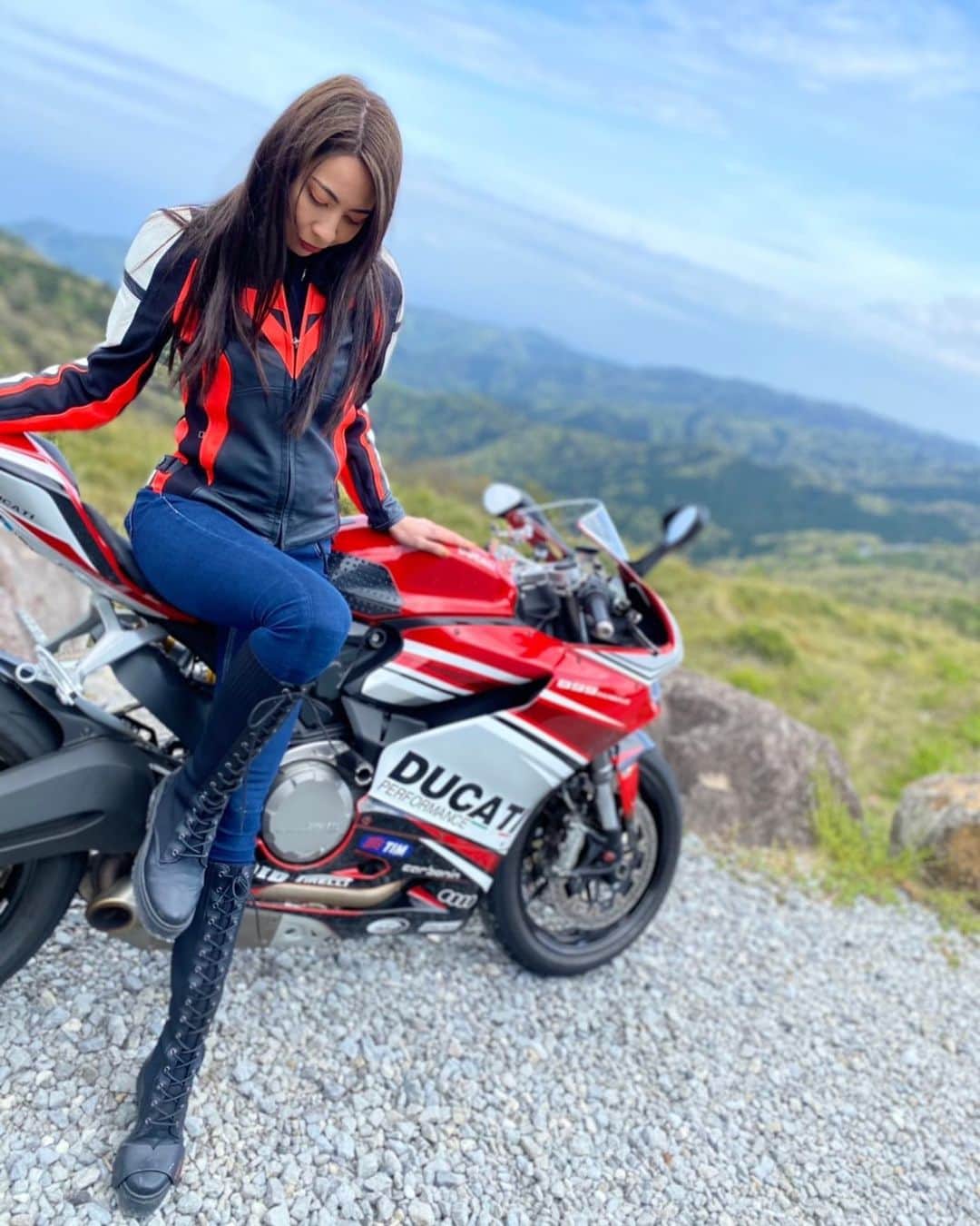 CAMIRAのインスタグラム：「ポートレート機能良き🤓  #bikegirl#motorcycle#bikelife#bike#ducati#panigale#superbikes#バイク女子#バイクのある生活#バイクのある景色#バイク写真」