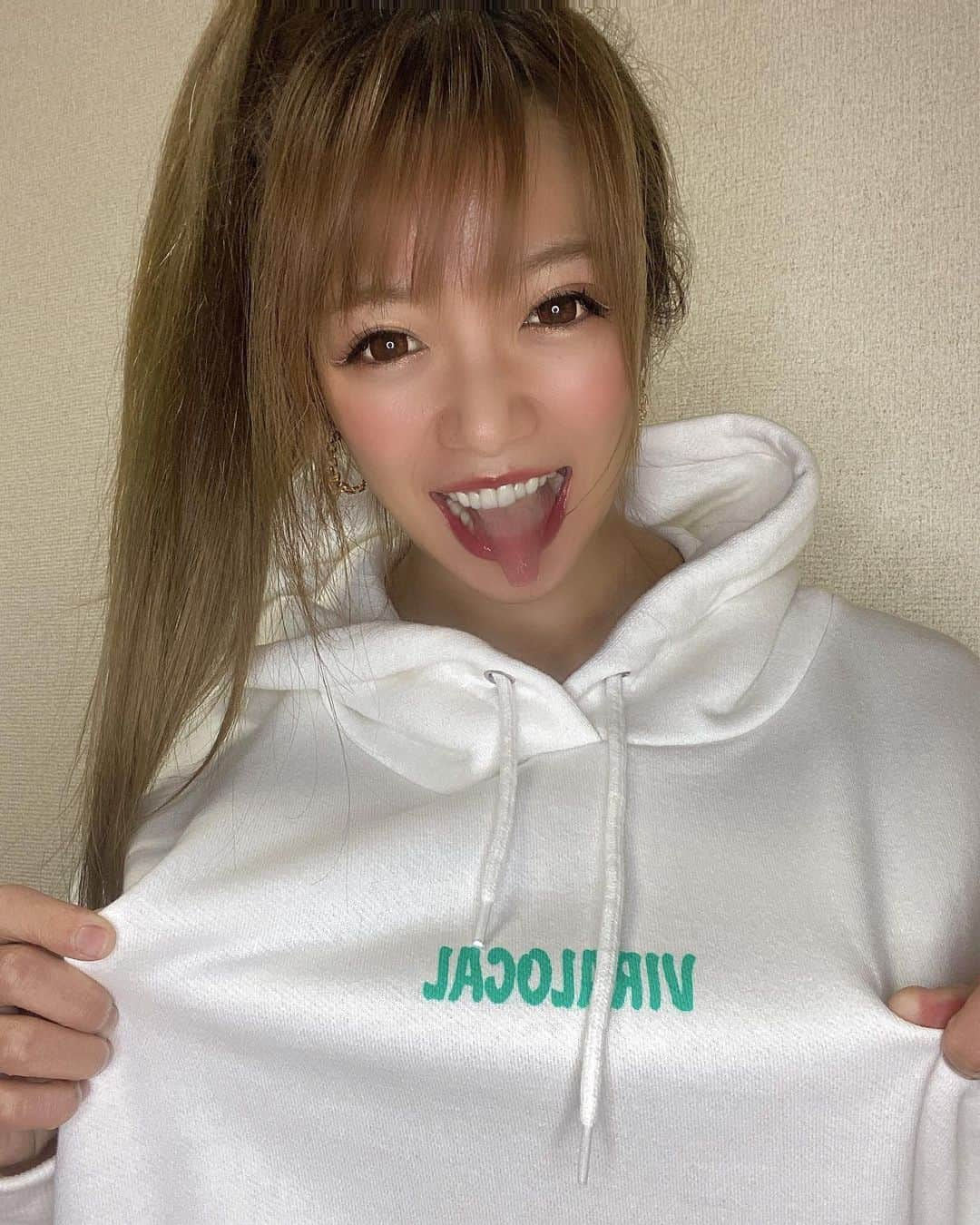 つっきさんのインスタグラム写真 - (つっきInstagram)「💚💚💚💚💚 ． 前回のpostで載せたTシャツのほかに パーカーもあるんだよねーッ✌️ バックプリントが可愛いいのだ😍💙 北海道の子が作っててGETしたの😊💖 これからもデザイン頑張って欲しいな🥰❤️  #イケイケのイケ だわ〜🤤❤️ センス💯👌💕 ． ． #fashion #ootd #outfit #outfitoftheday #street #coordinate #springfashion #hoodie #viralocal #swag #yolo #tgif #tt  #awesome #girlsstyle #japanesegirl #購入品 #ファッション #コーデ #お買い物 #ストリート #ストリート系女子 #パーカーコーデ #パーカー女子 #イケイケのイケ #すきすきのすき❤️ #2021インスタがんばる」6月4日 19時14分 - tukki007