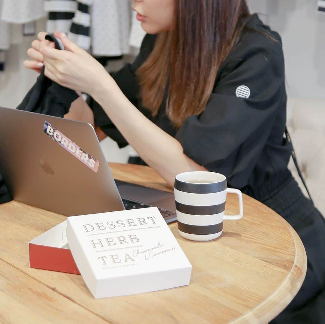BORDERS at BALCONYのインスタグラム：「皆様いかがお過ごしでしょうか？⁠⁠⁠ ⁠⁠ BORDERSのオフィスでは近頃、アップルパイのような甘くて少しスパイシーな香りがたちこめています✨⁠⁠ ⁠⁠ 香りの正体は、小腹も満たしてくれるちょっぴり甘いDESSERT HERB TEA。⁠⁠ 今日もスタッフがおやつ代わりに楽しんでいます🌿⁠⁠ ⁠⁠ ⁠もうすぐ皆様へお届けできるBORDERSの新しいニュースへ向けて私たちも、よりヘルシーに！と気合が入っております💛⁠⁠ ⁠⁠ ⁠⁠ さらに暑い夏、冷たいものの飲み過ぎや、冷房のついた部屋にいると、知らないうちに体は冷えてしまっています💦⁠⁠ ⁠⁠ そんなときぴったりなのが、自然由来の原材料と身体を内から温める効果を持つハーブを厳選して作ったこのハーブティー🌱⁠⁠ 今日の都内のような少し肌寒い雨の日にもほっとする一杯です💖⁠⁠ ⁠⁠ ⁠⁠ ぜひ、BORDERSがお届けするDESSERT HERB TEAで、ヘルシーでハッピーなティータイムを楽しんでください💕⁠⁠ ⁠⁠ ⁠⁠ [How to Drink]⁠⁠ 1.カップにティーバッグ1包を入れ、95〜98℃のお湯200ccを注ぎます。⁠⁠ 2.カップにふたをして3〜5分間蒸らします。⁠⁠ 3.ティーバッグを3回程ゆらしてから取り出してお召し上がりください。⁠⁠ ⁠⁠ お好みで、ミルクとはちみつを入れても、美味しくお召し上がれます。⁠⁠ .⁠⁠ .⁠⁠ Hello, we hope you had a good week✨⁠⁠ ⁠⁠ We would love to introduce our DESERT HERB TEA today🌱⁠⁠ ⁠⁠ It smells sweet & spicy like an apple pie💖⁠⁠ ⁠⁠ Selected herbs keep you warm & calm, and you could be relax with it.⁠⁠ ⁠⁠ You might think it's too hot for summer, but actually it's good for you keep warm especially in summer. ⁠⁠ ⁠⁠ You might feel chilly because of cool air-conditioning or cold beverages, then it's time to have a cup of our desert herb tea🌿⁠⁠ ⁠⁠ We  have this tea instead of some snacks, so that we hope we could be shaped by summer...✨⁠⁠ ⁠⁠ [How to Drink]⁠⁠ 1. Put one tea-bag into a cup, and pour 94~98℃ boiled water about 200cc⁠⁠ 2. Cover the cup and wait for 3~5 minutes.⁠⁠ 3. Shake a tea-bag about 3times, and take it out. Enjoy your tea.⁠⁠ ⁠⁠ You may add some milk or honey as you like👍⁠⁠ .⁠⁠ .⁠⁠ #bordersatbalcony #ボーダーズアットバルコニー #ボーダーズ #BORDERS #柴田陽子 #yokoshibata⁠⁠ #新商品発売 #productlaunch #comingsoon#newproductalert #新商品⁠⁠ #herbtea #desertherbtea #teatime #デザートハーブティー #ハーブティー #ティー #ティータイム」