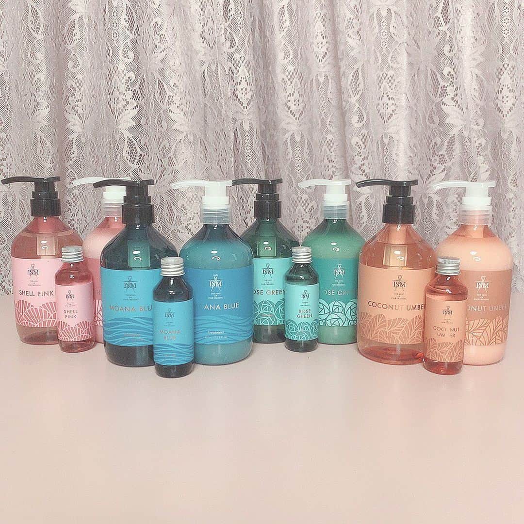 ちいめろさんのインスタグラム写真 - (ちいめろInstagram)「❤️お知らせ❤️ ISMのシャンプー＆トリートメントを7,8年前から気に入って愛用してるんだけどそれを知ったISMシャンプーの会社さんからお声かけ頂いて…アンバサダーに就任する事になりましたーっ💕 ISMのシャンプー＆トリートメントは泡立ちもよくて、香りも超いい香りでずっとみんなにおすすめしてきた最高なヘアケアアイテムなのでまだ使った事ない方はぜひ1回使ってみてね!!❤️(匂いフェチな方には特にオススメっ💗) そしてシャンプー＆トリートメントと同じ香りのヘアオイルが5月1 日に新発売っ😍😍 実際使ってみたけどこのヘアオイルで髪もさらにツルツルになったよ😊💕生活の中で髪に対して生じるダメージからも守ってくれる上これまたいい香りなのでこのヘアオイルも気に入っちゃった❤️// 詳しくはYouTubeに動画更新してあるからそれ観てみてね( *´꒳`* )  ⚠️最後にとっておきのお知らせ⚠️ モンシュシュのオンラインショップからご購入の際、購入画面の備考欄に『ちいめろのインスタグラムを見た』と記入すると…⇒なんと‼️購入商品と同じ香りのヘアオイルトライアルパックを1つプレゼント🎁❤️シャンプー、トリートメント、ヘアオイル、どれを買ってももらえるよ！プレゼントキャンペーンは6/30まで！これでみんなも美髪目指そーっ!!💕  #PR #ヘアケア #ISMシャンプー #アンバサダー #香りで選ぶ #ヘアオイル @mon.chou.chou.official」6月4日 19時17分 - chiimelo74