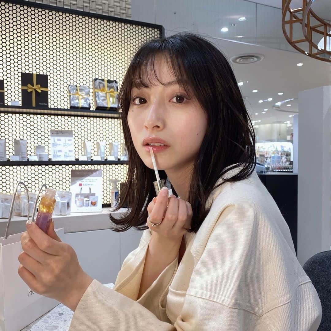 永井理子のインスタグラム：「5/26にタカシマヤゲートタワーモールに オープンした、HONEY ROAに行ってきました🐝🍯  北海道のアカシア蜂蜜を配合した、スキンケアやフレングランスなどたくさんの商品があって、 リップグロスはカラーバリエーション豊富でどんな方にも合う色が見つかりそうでした！ 美容液が入ってるからケアにも◎  6/10発売のフレグランスが名古屋限定で先行発売されているみたいです。 私はWhite fogの香りが好きでした🕊 持ち運びにもちょうど良いサイズだったので愛用します🤍  オープン記念に来店特典などもあるみたいなので 皆さんもぜひ！  久しぶりに一瞬だけど地元に帰れた😌  #honeyroa #ハチミツ #タカシマヤゲートタワーモール #pr  @honeyroa.official」