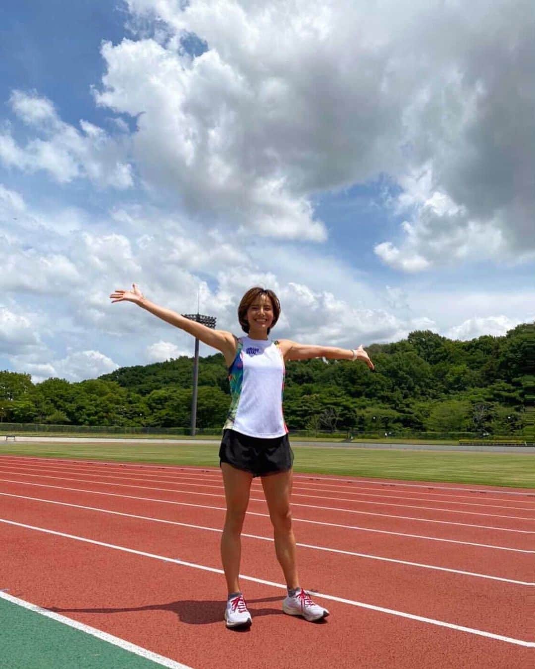 佐野千晃のインスタグラム：「先日の撮影はめちゃくちゃ良い天気でしたー！﻿ ﻿ TGR時代にお会いしたやすこさんとも会えて縁を感じる🤤﻿ ﻿ beamsの牧野さんはもうモデルだね←﻿ ﻿ 走る人は良い人しかいないし繋がるなぁ🤤﻿ ﻿ #run #running #marathon #フルマラソン #マラソン #マラソン女子 #人生自由自在 #走る女子 #ファッション #ウェア #楽しく走る #ランニング #ジョギング #アミノバイタル」