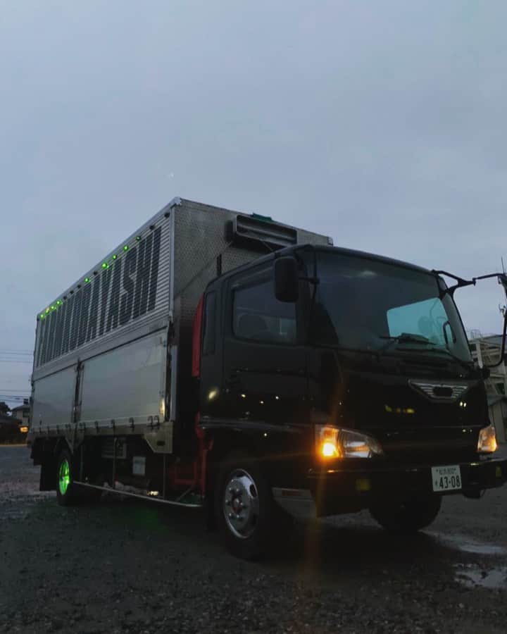 篠原信一のインスタグラム：「昨日、K君のお手伝いで石川県に野菜を出荷先までお届けに🚛💨 #トラック #手伝い #🚛」