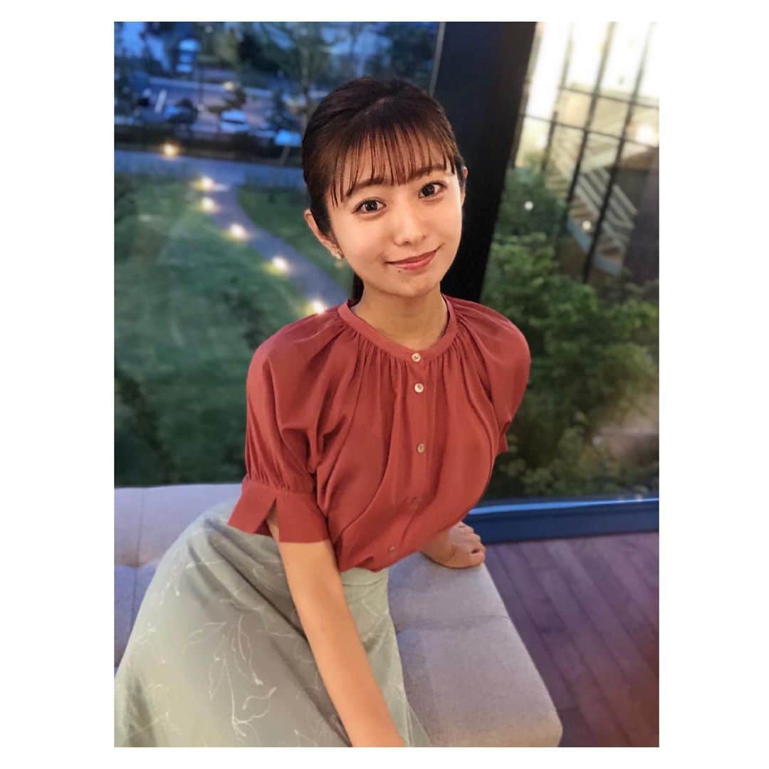 のインスタグラム：「👗 . 《Wed》 tops: @parigot_okayama  skirt: 私物 @lesoukholiday_official . パキッとした原色の衣装は 久しぶりでした🥰 . こういう明るい色のブラウスを着ると 身も引き締まります！ 最近袖のディテール可愛いトップス とっても多いですね✨ 着ていて楽しいです🎶 . きょうはハプニング？ありましたが 今週もニュースパありがとうございました💓 . #衣装 #女子アナ #女子アナコーデ #キャスター #アナウンサー #コーデ #ootd #全身コーデ #parigot #lesoukholiday  #冨張愛 #コラボ #スカート  #ヘアアレンジ #まとめ髪 #撮影場所 #2階 #渡り廊下 #中庭」