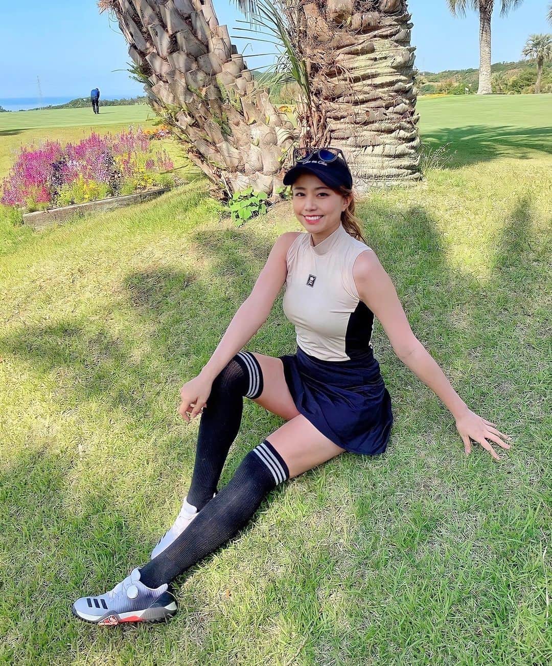 のインスタグラム：「こんばんは⭐️ . 載せ忘れてたゴルフコーデです💕☀️⛳️ . トップス: @chucuchu_official  スカート: @chucuchu_official  サンバイザー: @chucuchu_official  サングラス: @eyevol_official  ニーハイ: @adidasgolf  シューズ: @adidasgolf  . ベージュって今まで着たことなかったんだけど、このウェアほんとめっちゃ可愛い😍❤️ . この夏また着よう〜🥰 . 今週も1週間お疲れ様でした🤍 .  #ゴルフ#ゴルフ女子#golf#golfgirl#golfswing#ゴルフスイング#sports#スポーツ#スポーツ女子#골프#골프여자#尔夫球#高尔夫#ゴルフウェア#golfwear」
