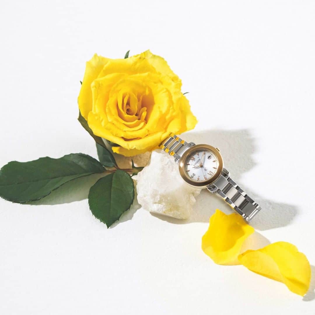 CITIZEN（シチズン時計）さんのインスタグラム写真 - (CITIZEN（シチズン時計）Instagram)「"Good Times"という名を持つ黄色いバラがモチーフ💐 ・ 『CITIZEN xC（シチズン クロスシー）』×『AFRIKA ROSE（アフリカローズ）』@afrika_rose　コラボレーションモデル🌿 ・ 文字板には、美しく咲くバラのパターンをデザイン。上品な輝きをはなつイエローゴールドとシルバーのツートンのケースがとても綺麗なモデルです！ ・ 日々のちいさな選択が誰かの笑顔につながっていくことを願ってつくられた、シチズンのソーシャルグッドなキャンペーン「New TiMe, New Me」を象徴した1本。 ・ 本時計をご購入いただいた方には、フェアトレードのアフリカローズのバラ1本をプレゼントするキャンペーンも開催中です。 ・ また、こちらの時計は裏ぶたにお名前やメッセージを無料で刻印できるサービス、「エングレイビング（刻印）キャンペーン」対象モデルとなります✨ ・ 緊急事態宣言に対する対応として、6月20日(日)までお申し込み期間を再延長しています。 ・ この機会にぜひ特別な1本を作ってみてはいかがでしょうか😄 ・ シチズンウオッチ公式サイトからもご購入可能です✨ ・ 詳細は、 @citizenwatchjp ストーリーズのリンクよりご覧くださいね！ ・ 【時計　シチズン クロスシー×アフリカローズ　コラボレーションモデル hikaricollection ES9447-51A 世界限定1,800本 ￥110,000 (税抜価格￥100,000)】 ・ ・ #シチズン #時計 #腕時計 #watch #マイシチズン #ジュエリー #アクセサリー #クロスシー #シチスズンクロスシー #ダイヤモンド #手元くら部 #hikaricollection #ヒカリコレクション #時計好き #時計好きな人と繋がりたい #限定モデル #春ファッション #春コーデ #シチズンクロスシー #刻印サービス #アフリカローズ #サステナブルな暮らし #サステナブルファッション #サステナブル #sdgs #フェアトレード #afrikarose #goodtimes #アフリカローズ #花のある暮らし」6月4日 20時01分 - citizenwatchjp